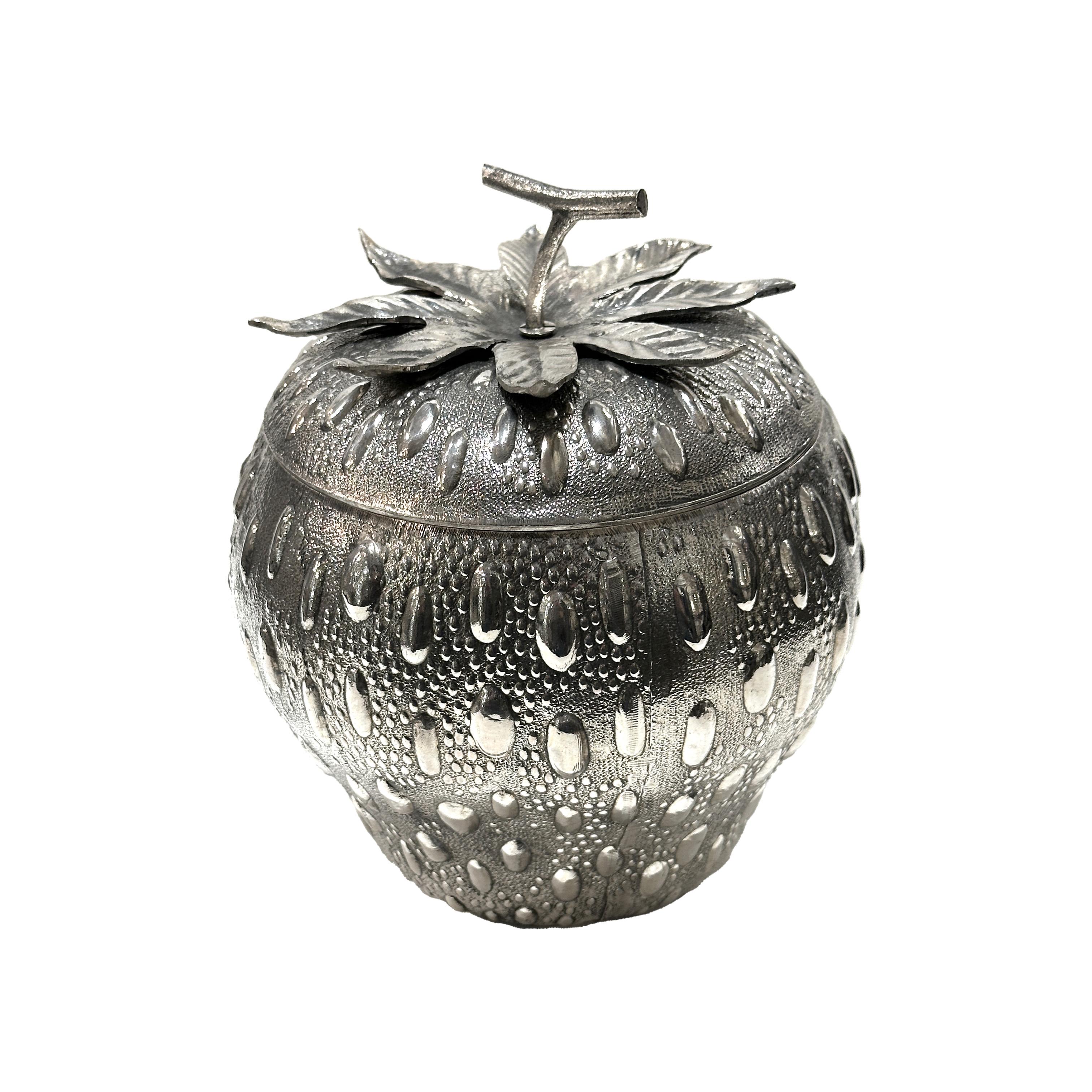 Strawberry-shaped ice bucket signed by Mauro Manetti, made in Italy between 1960 and 1970. A rare model in silvered cast aluminum with a stainless steel interior. The lid, adorned with leaves and a stem, faithfully reflects the volume and texture of