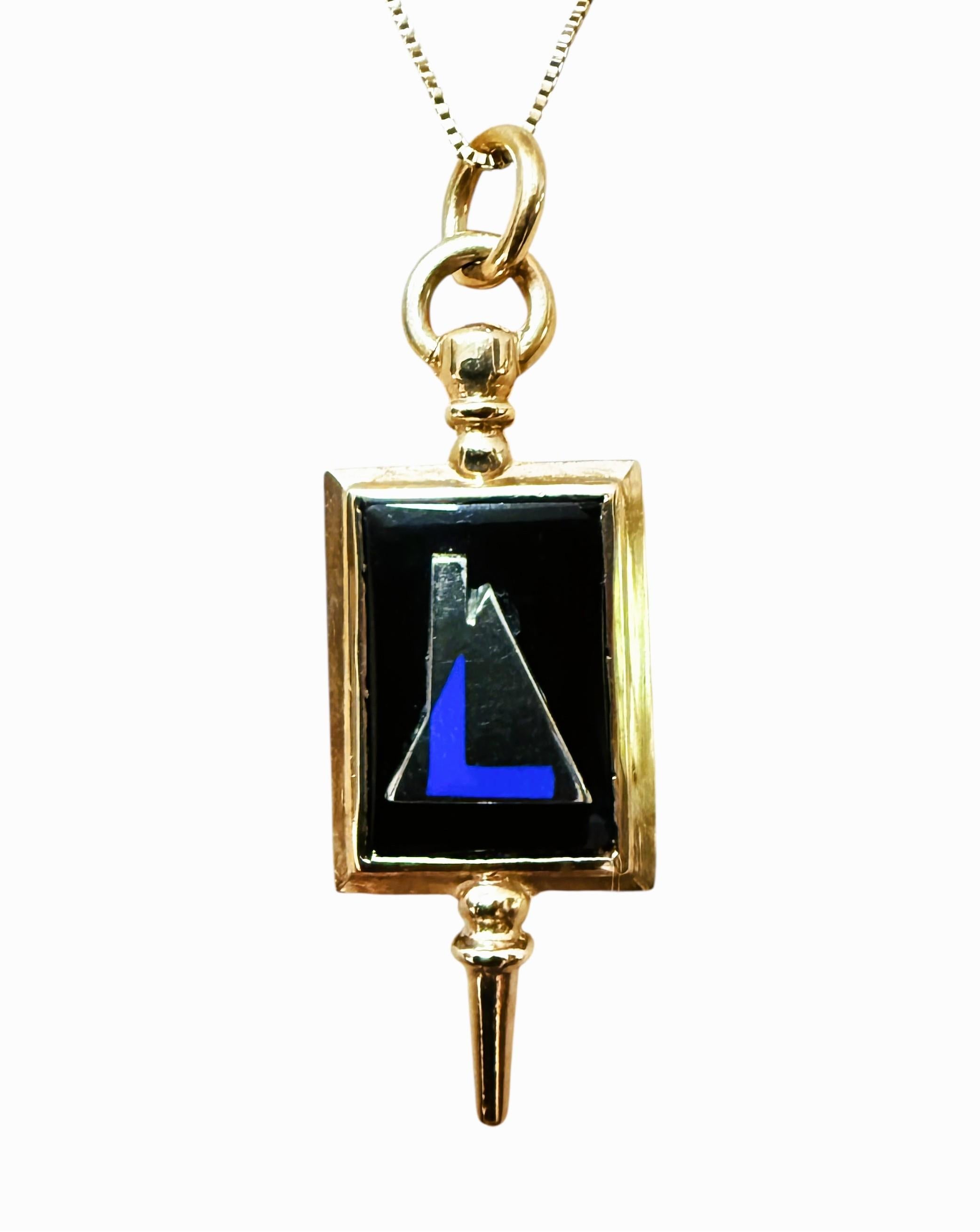 Il s'agit d'un pendentif vraiment unique.  Je l'adore.  Il s'agit d'un produit d'occasion en excellent état.  Il a été très bien entretenu.  Le pendentif a une forme intéressante,  Une forme un peu nautique, en quelque sorte.  Il s'agit d'un onyx