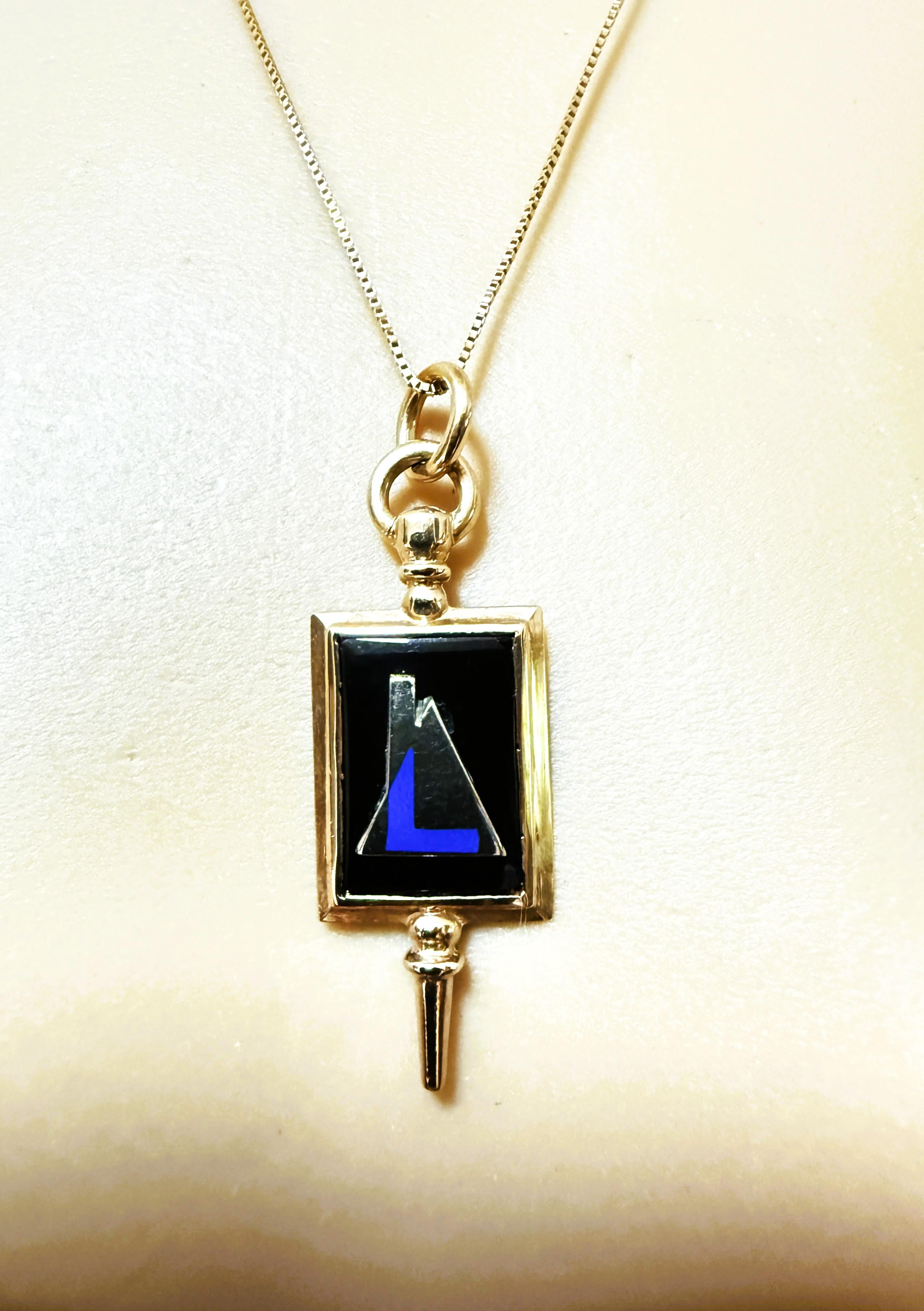 Taille carrée S.R.Co. Collier à pendentifs en or jaune 10K, onyx et émail, 19,5 pouces en vente