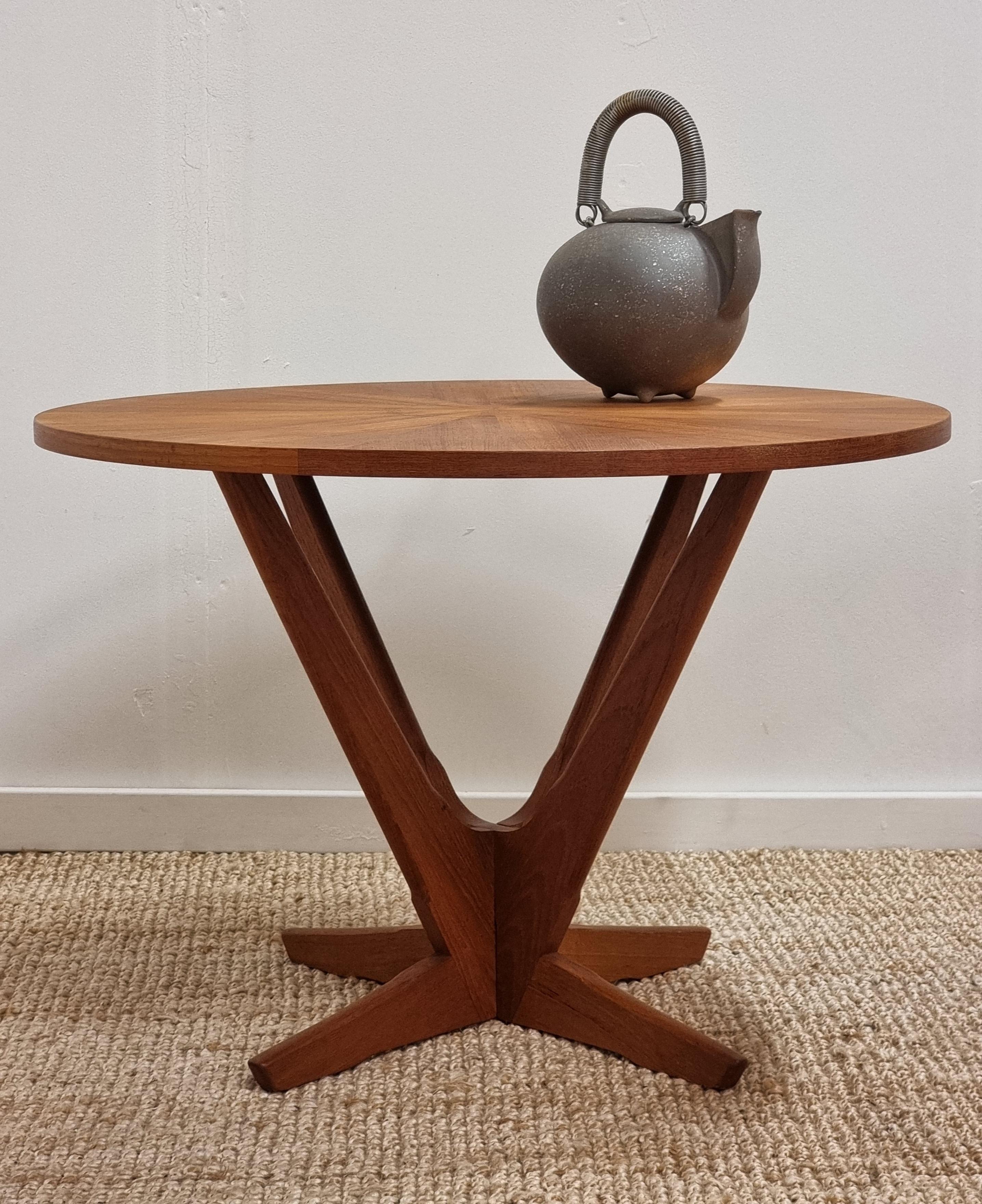Sculptural coffee table in teak, model 'Kubus'. Designed by Søren Georg Jensen, for Tønder Møbelfabrik, Denmark mid-1900s.

Top with beautiful veneer pattern and starburst shaped legs. 



 