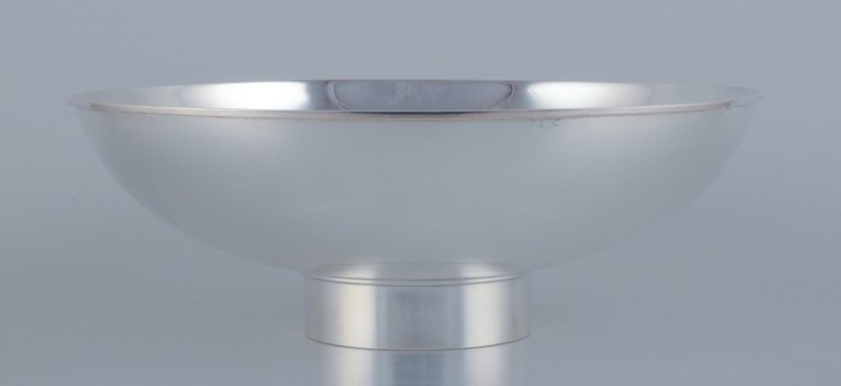 Søren Georg Jensen for Georg Jensen, large and impressive bowl in sterling silver.
Approximately from the 1980s.
Model number: 1133A.
Weight 27,4 oz.
Stamped.
Perfect condition.
Dimensions: D 27.2 cm x H 9.5 cm.