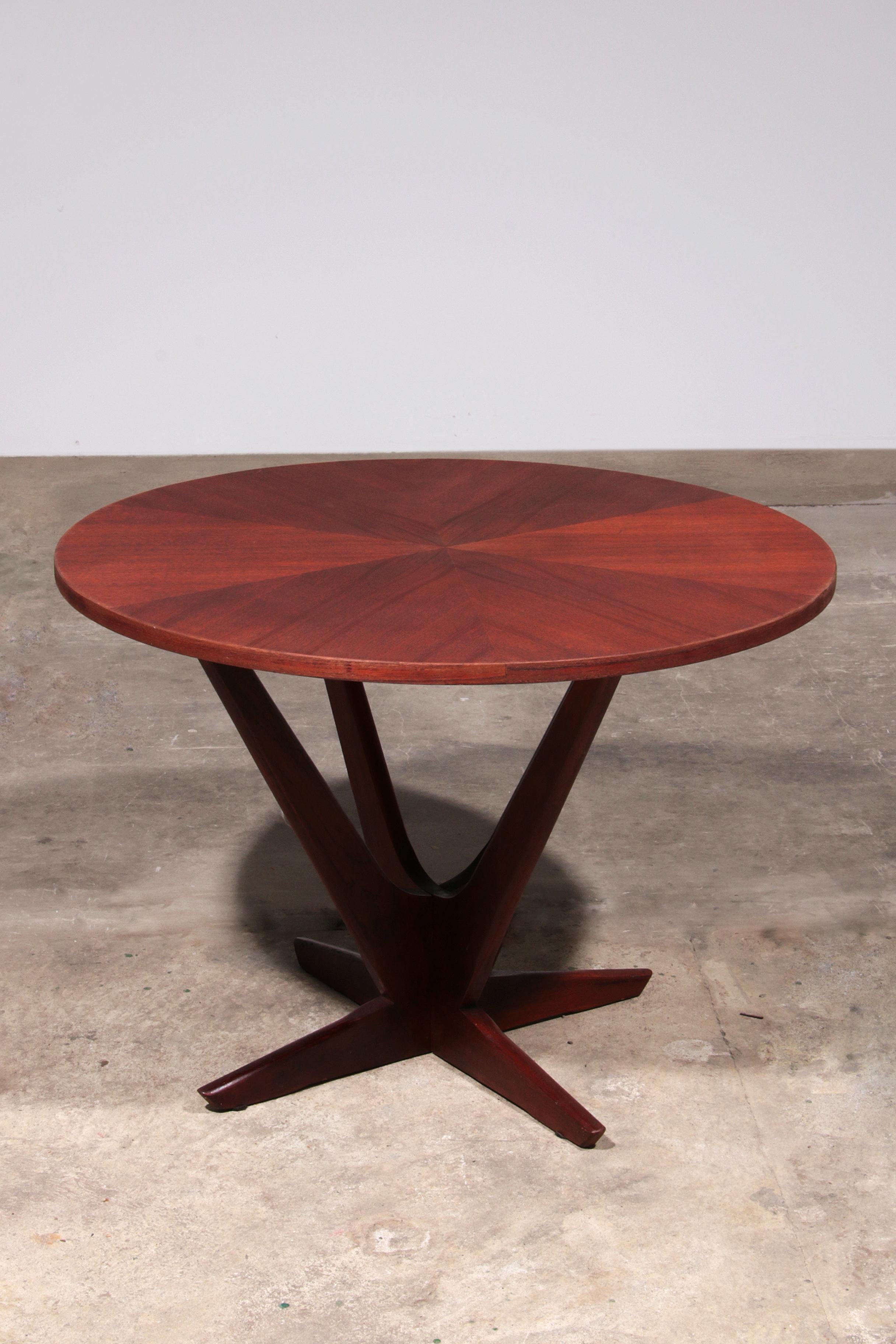 

Dieser elegante Couchtisch, entworfen von Holger Georg Jensen und hergestellt von Kubus in Dänemark in den 1960er Jahren, ist ein eindrucksvolles Beispiel für dänisches Design aus der Mitte des Jahrhunderts. Die Platte aus Teakholzfurnier mit dem
