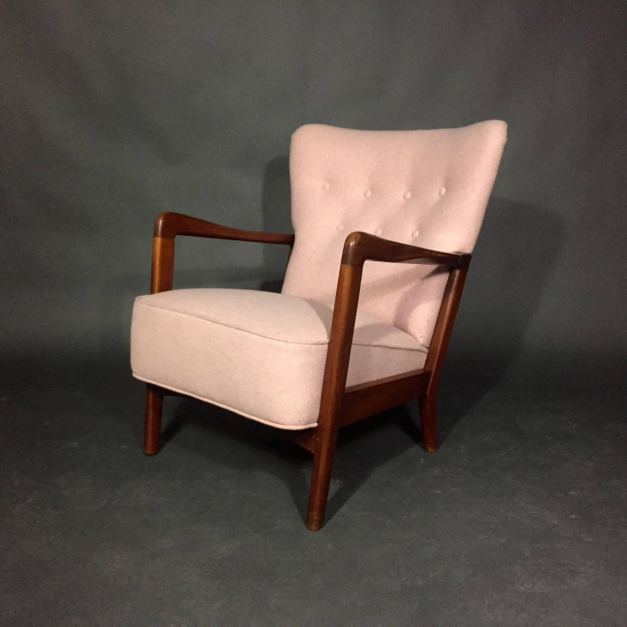 We updated this 1940s armchair designed by Søren Hansen and produced by Fritz Hansen - with the always amazing Kvadrat Divina felted wool fabric in pale pink color 613. Solid beech frame with a very nice vintage patina. Essentially built without