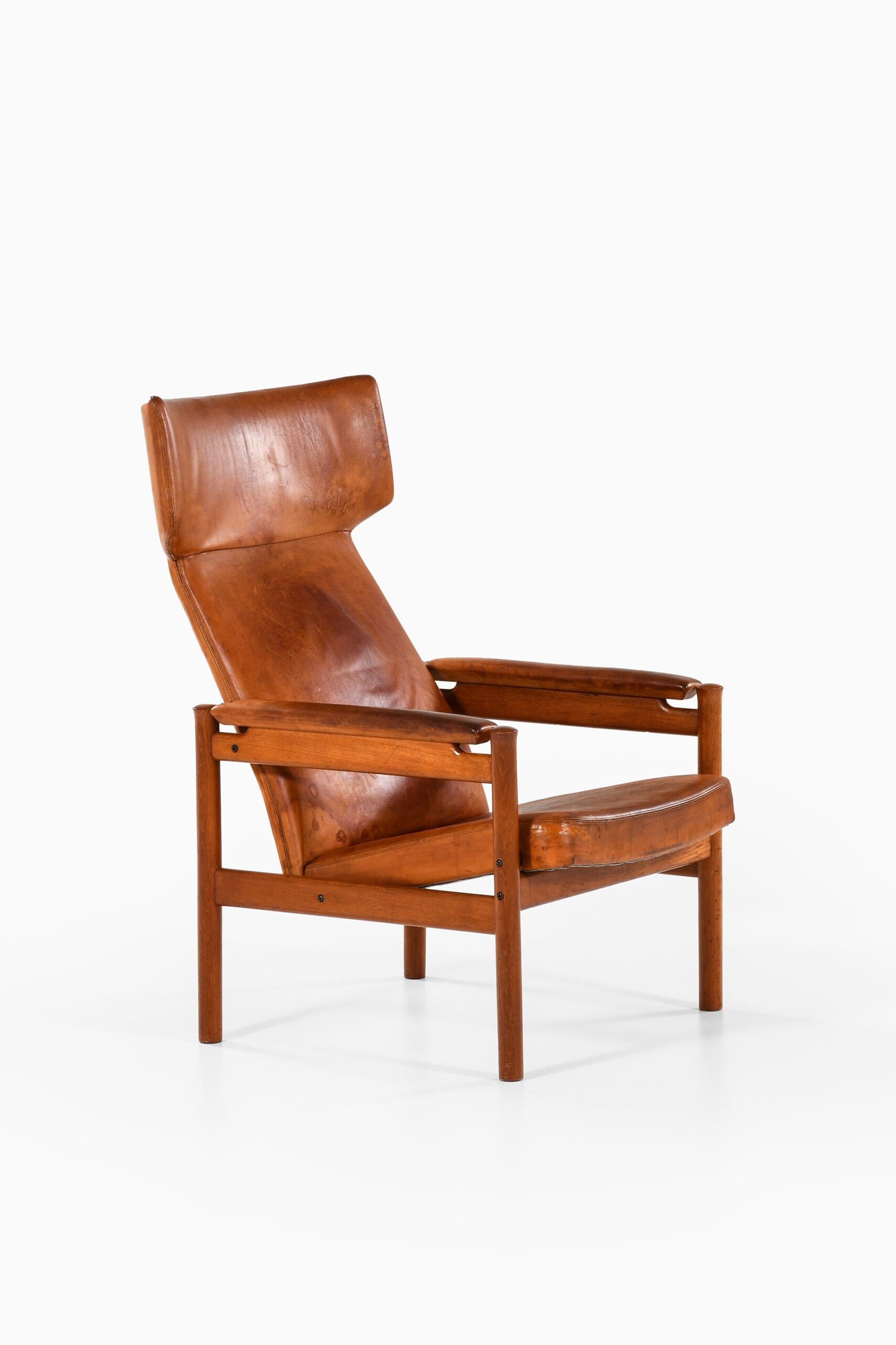 Rare wingback easy chair model 4365 designed by Søren Hansen. Produced by Fritz Hansen in Denmark.
