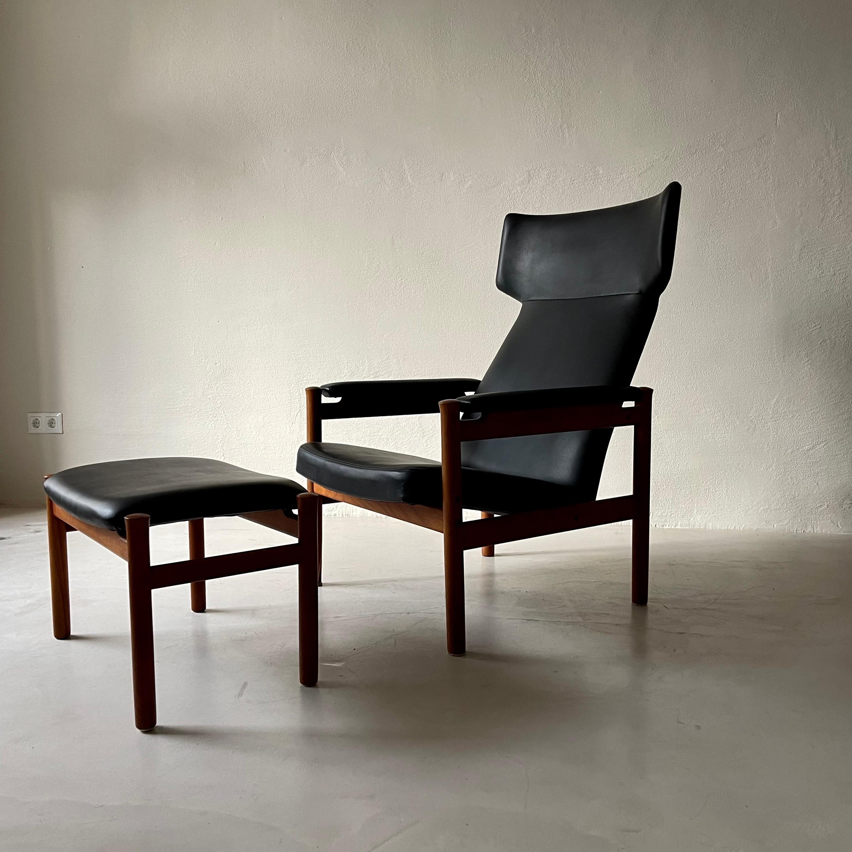 Rare wingback easy chair model and matching ottoman 4365 designed by Søren Hansen. A truly rare find with the ottoman and in very fine vintage condition. Produced by Fritz Hansen in Denmark.
