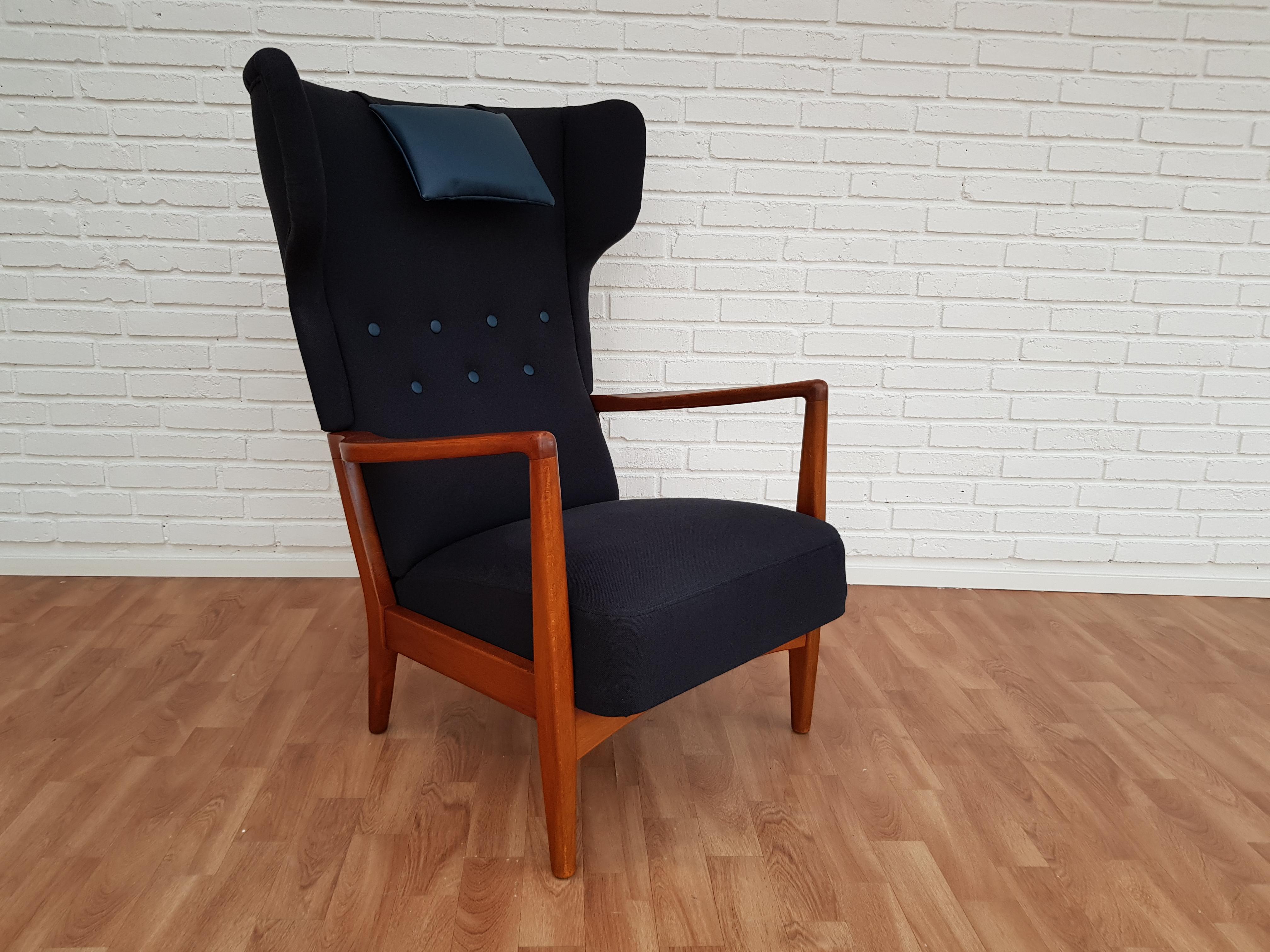 Sofa set designed by Søren Hansen. High-backed armchair, low armchair, sofa. Stained beech wood. Produced by Danish furniture manufacturer Fritz Hansen in circa 1950-1960. New reupholstered in the quality dark blue cotton fabric. Buttons and neck