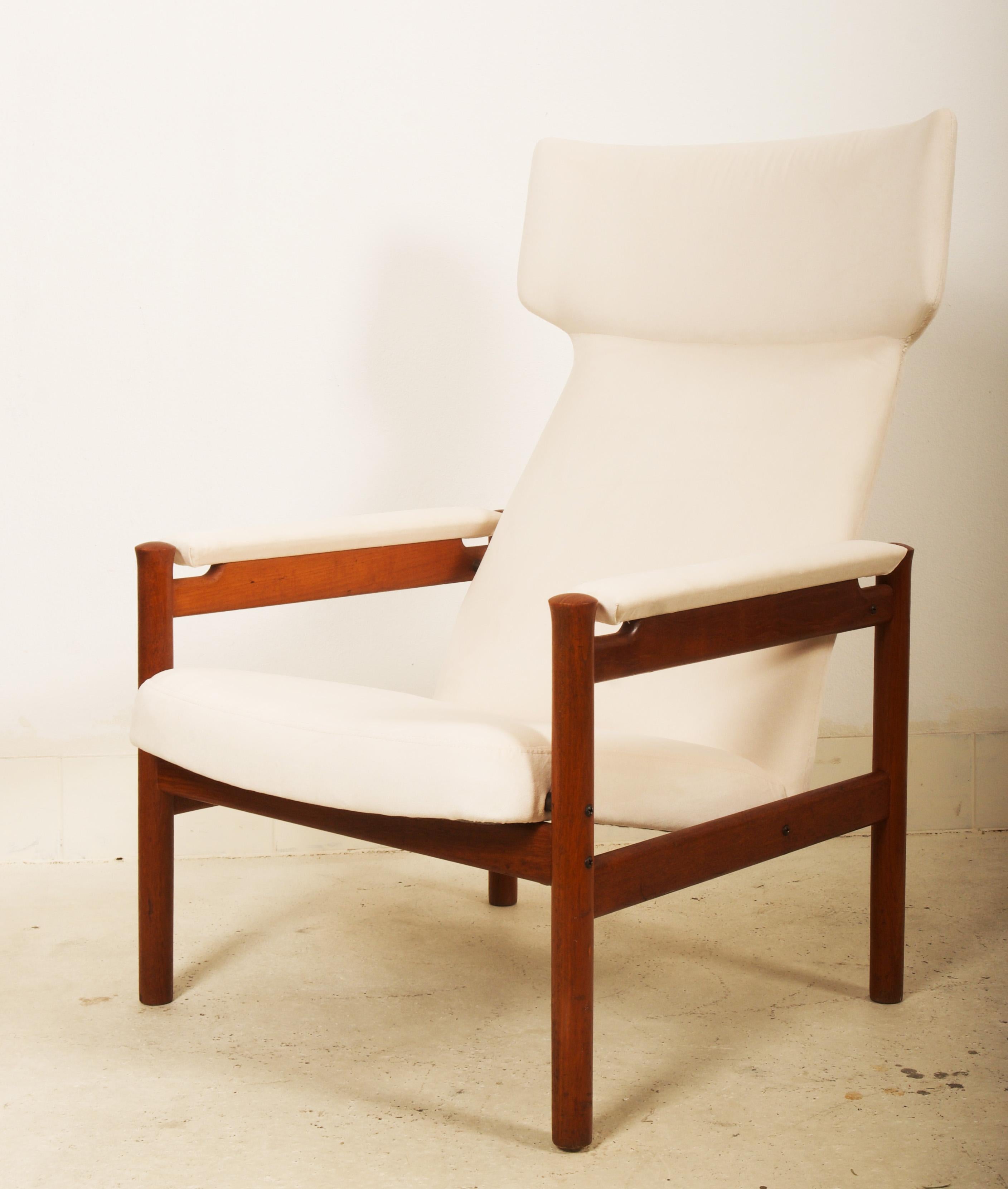 Teak frame wingback armchair designed in 1963 by Søren Hansen and produced by Fritz Hansen in  Denmark. Model 4365. 
New upholstery.
  