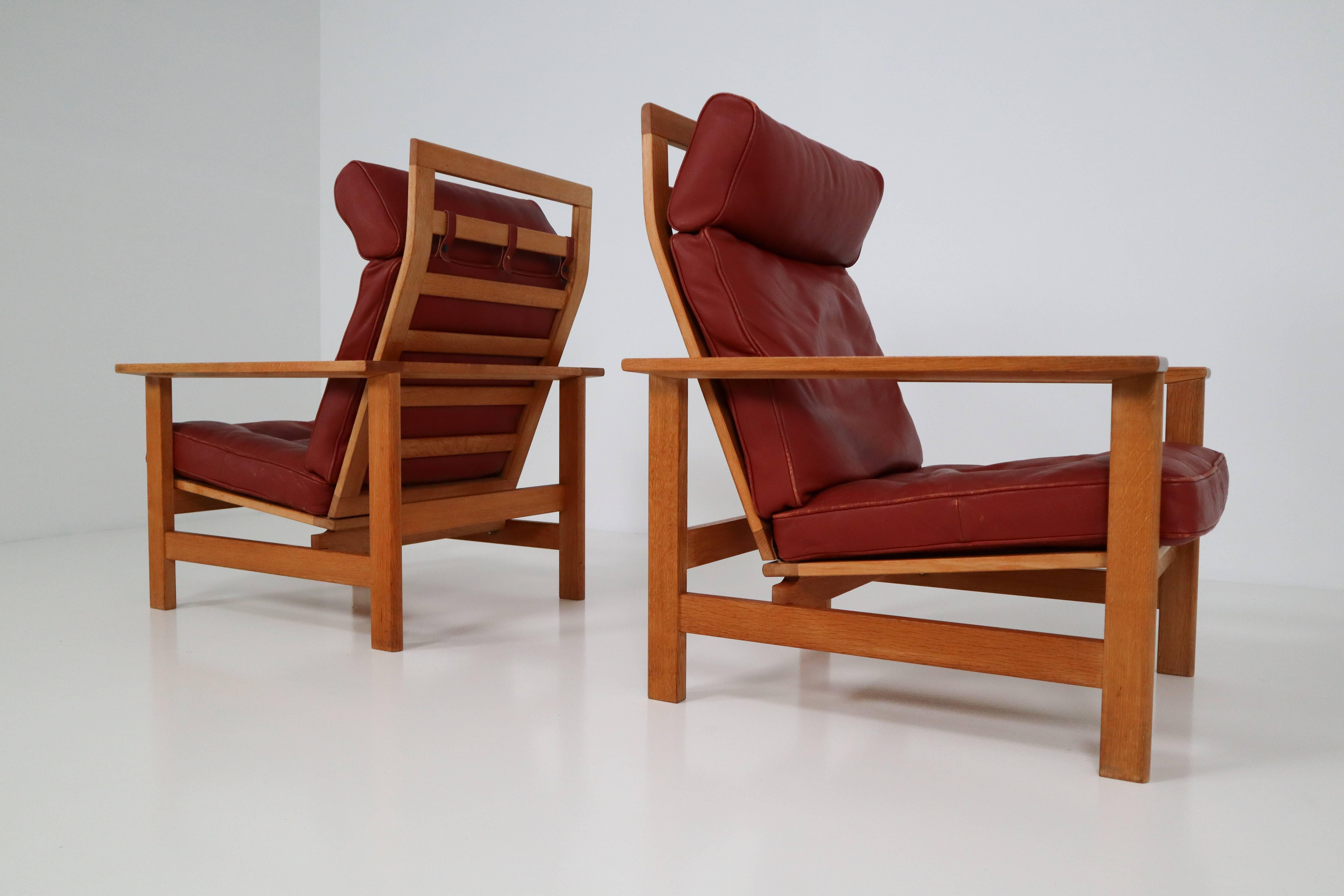 Pair of Danish lounge chairs from the 1970s designed by Søren Holst and manufactured by renowned Fredericia Stolebarik, that has been manufacturing also Børge Mogensen pieces. The frame is in solid oak and there is a reclining mechanism enabling a