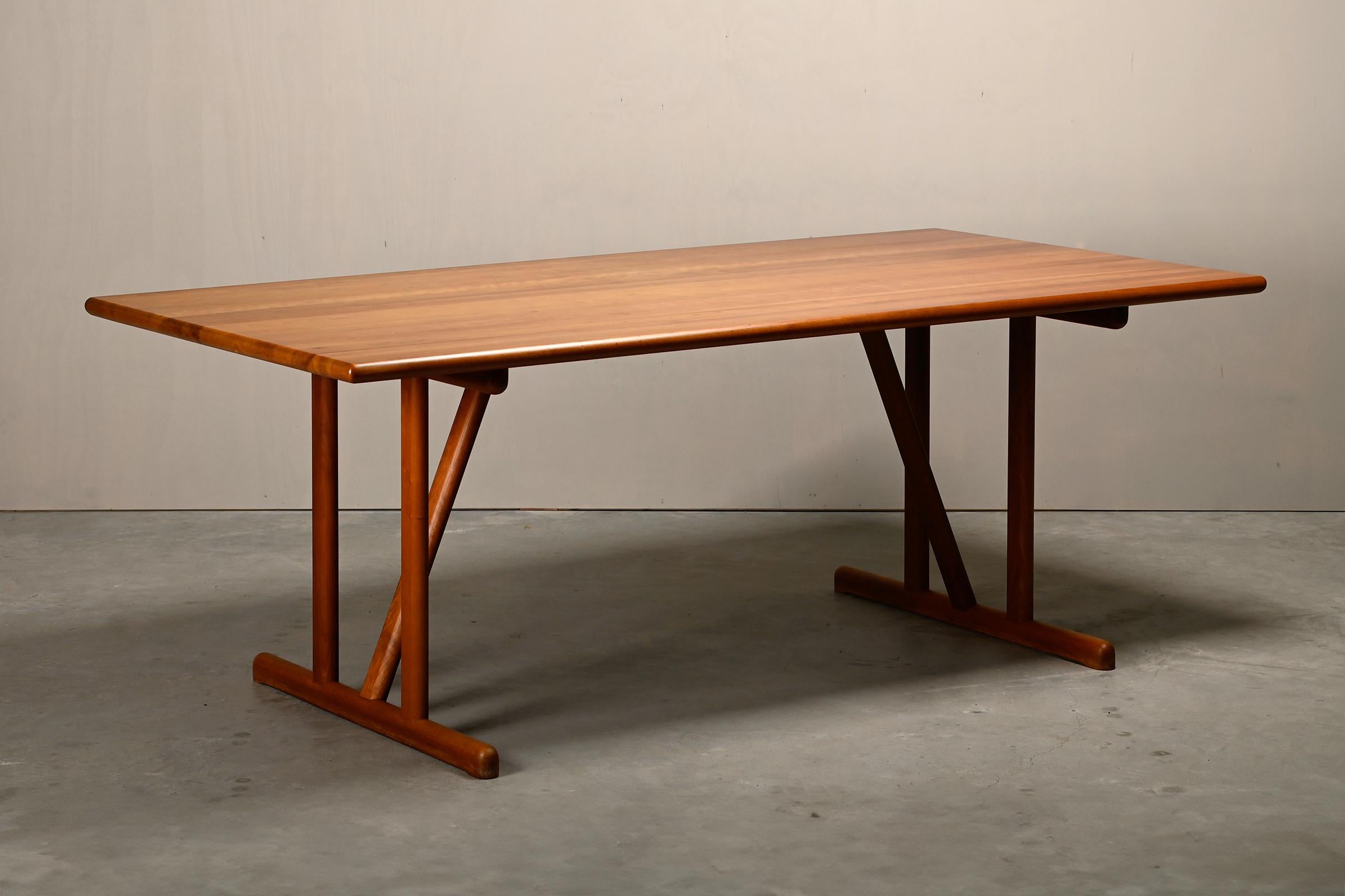 Shaker model Dining table or desk designed by Søren Holst and produced by Hansen & Sørensen Møbler, Denmark in the 1980s. The table/desk is made of solid American cherry wood with clean lines and rounded edges. Very good condition with minimal