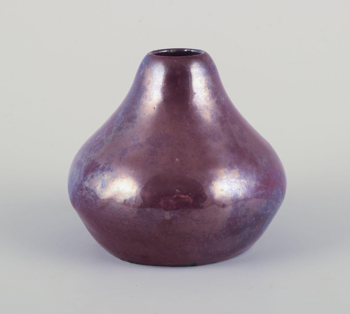 Los productos de segunda mano están exentos de derechos de importación para los clientes estadounidenses. 
Por lo tanto, no se aplicarán aranceles de importación a tu compra.

Søren Kongstrand (1872-1951), ceramista danés.
Jarrón pequeño con esmalte