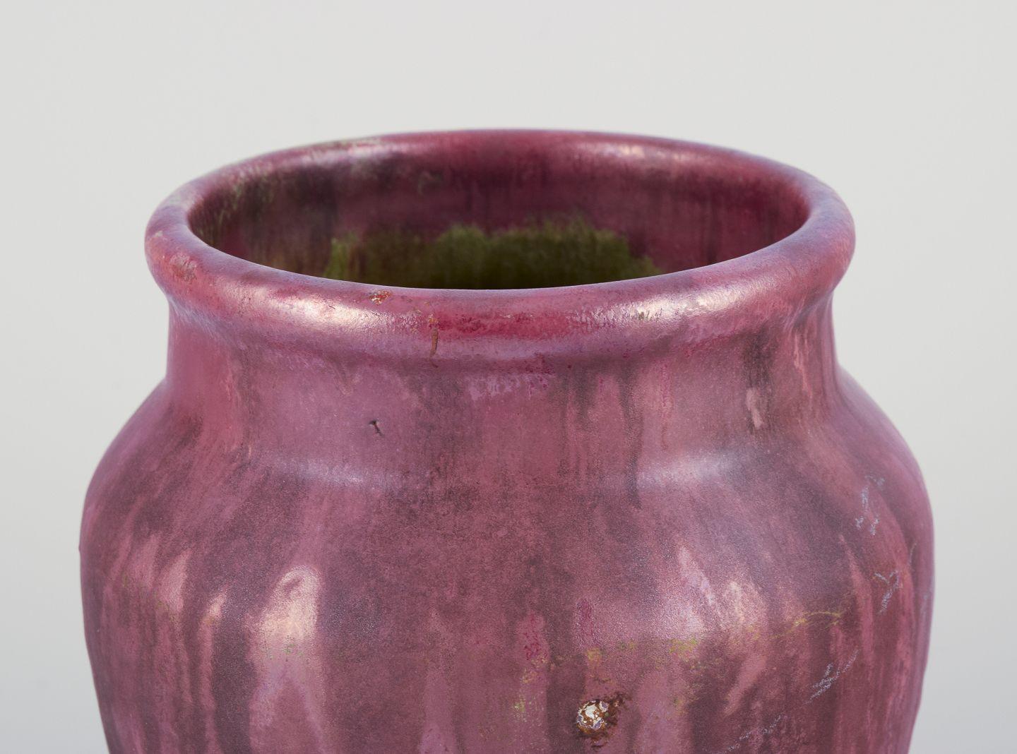 Søren Kongstrand (1872-1951) Ceramista danés. Jarrón con esmalte mate y brillante. Danés en venta