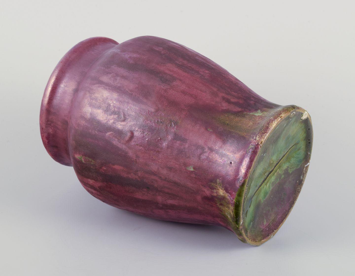 Søren Kongstrand (1872-1951) Ceramista danés. Jarrón con esmalte mate y brillante. en Excelente estado para la venta en Copenhagen, DK