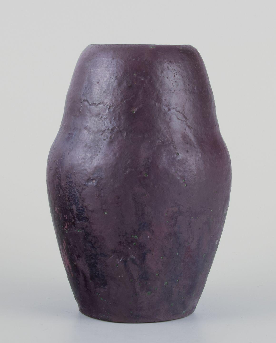 I prodotti usati sono esenti da dazi all'importazione per i clienti statunitensi. 
Pertanto, al tuo acquisto non saranno applicate tariffe di importazione.

Søren Kongstrand (1872-1951), ceramista danese.
Vaso in ceramica con smalto parzialmente