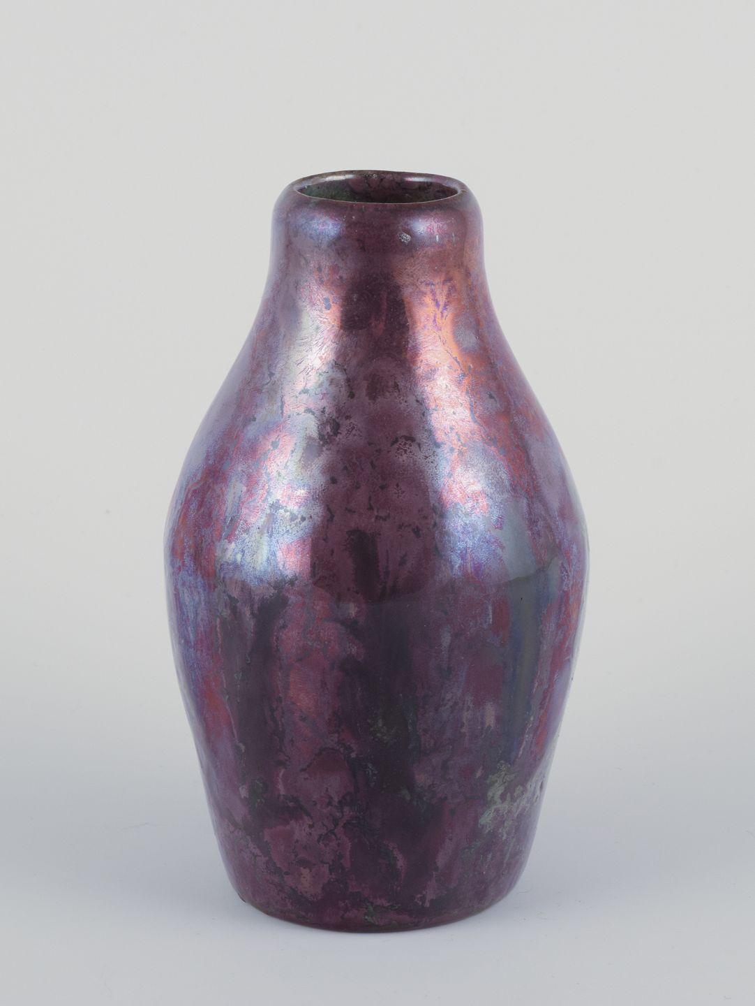 I prodotti usati sono esenti da dazi all'importazione per i clienti statunitensi. 
Pertanto, al tuo acquisto non saranno applicate tariffe di importazione.

Søren Kongstrand (1872-1951), ceramista danese.
Vaso con smalto a lustro. 
Incontri: Ca.
