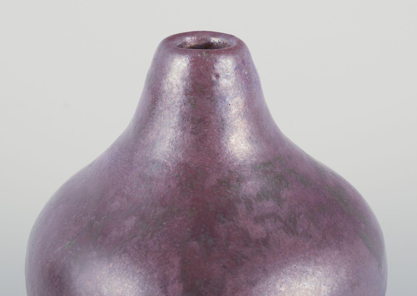 I prodotti usati sono esenti da dazi all'importazione per i clienti statunitensi. 
Pertanto, al tuo acquisto non saranno applicate tariffe di importazione.

Søren Kongstrand (1872-1951), ceramista danese.
Vaso con smalto a lustro. Ca. 1920.
Firmato