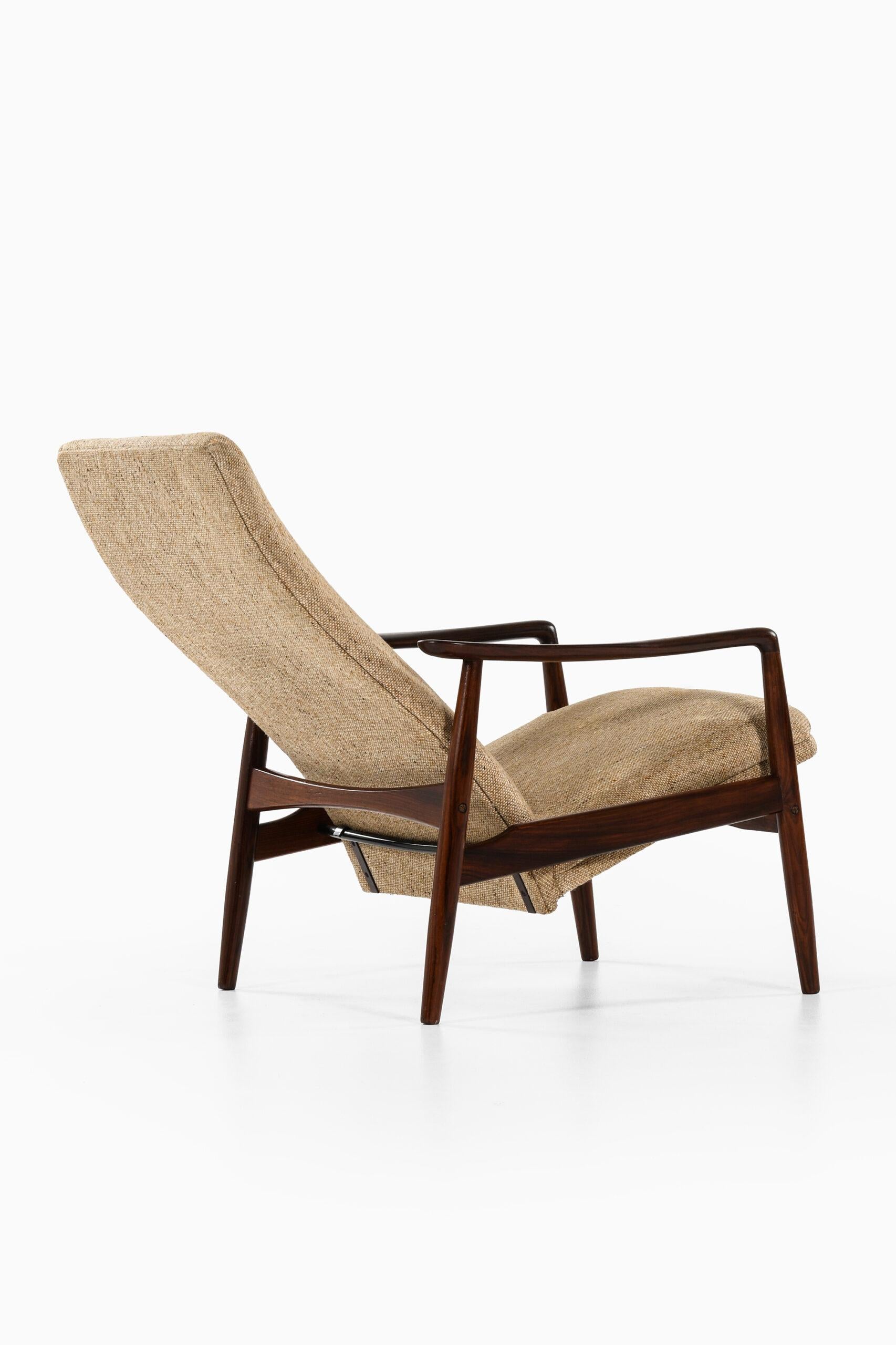 Rare reclining lounge chair model 72 designed by Søren Ladefoged. Produced by Søren Ladefoged & Søn in Denmark.