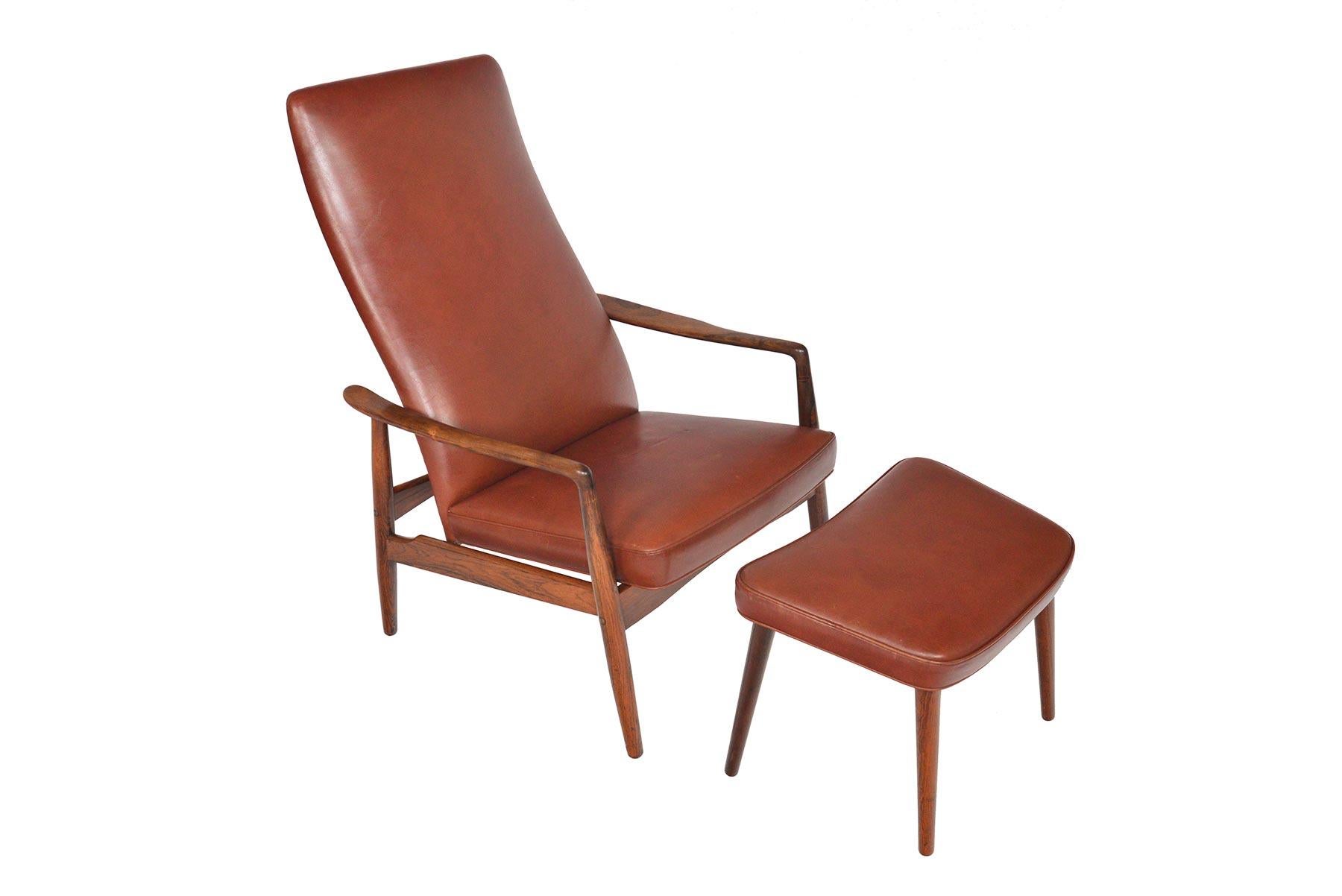 This Danish modern sienna brown leather reclining lounge chair and matching ottoman were designed by Søren Ladefoged for Søren Ladefoged and Søn as Model 72 in 1966. Beautifully crafted with solid Brazilian rosewood spindle legs, this set offers