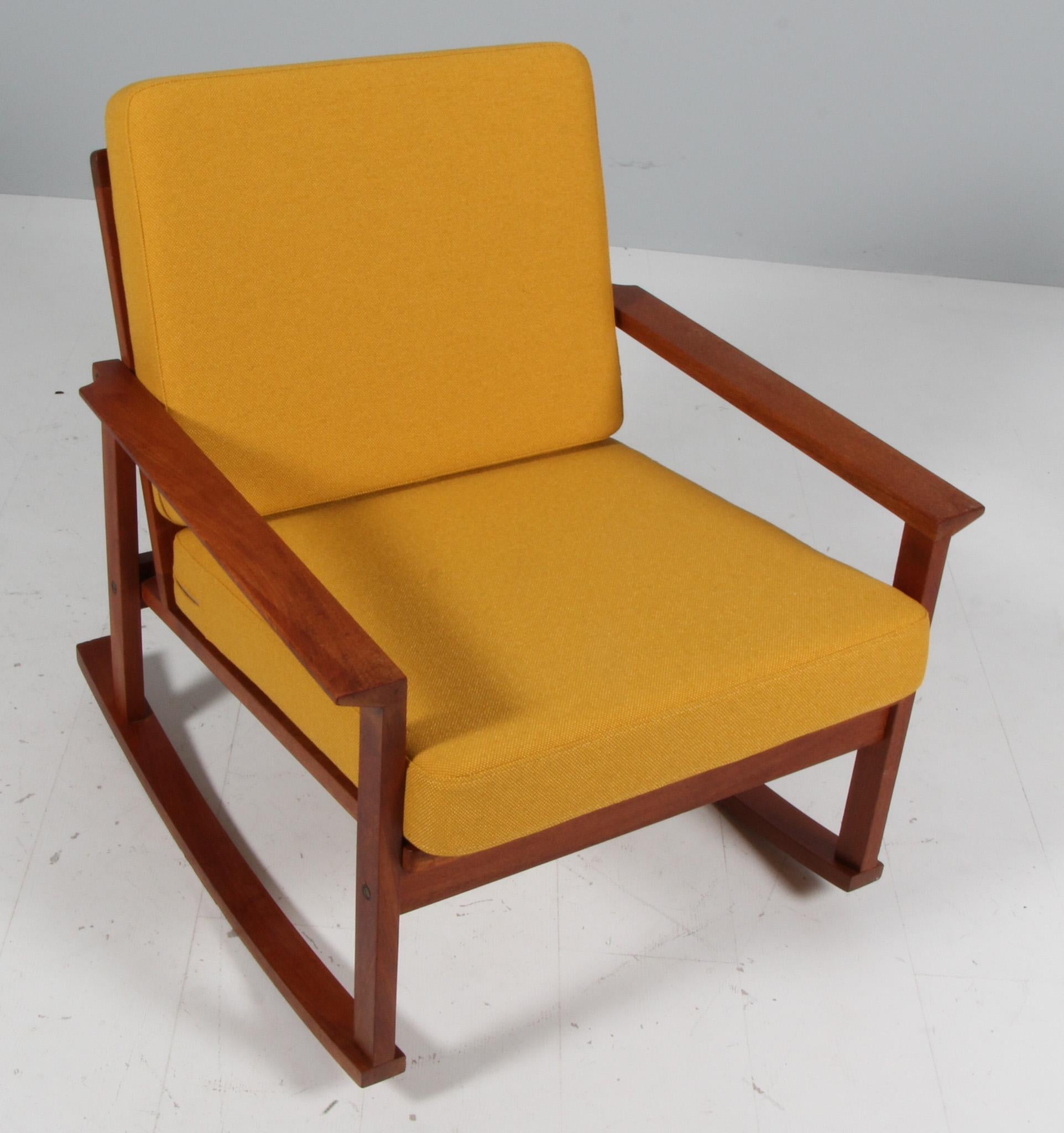 Chaise à bascule Søren Ladefoged avec cadre en teck.

Nouveau revêtement en tissu Maya jaune de Nevotex.

Fabriqué au Danemark dans les années 1960