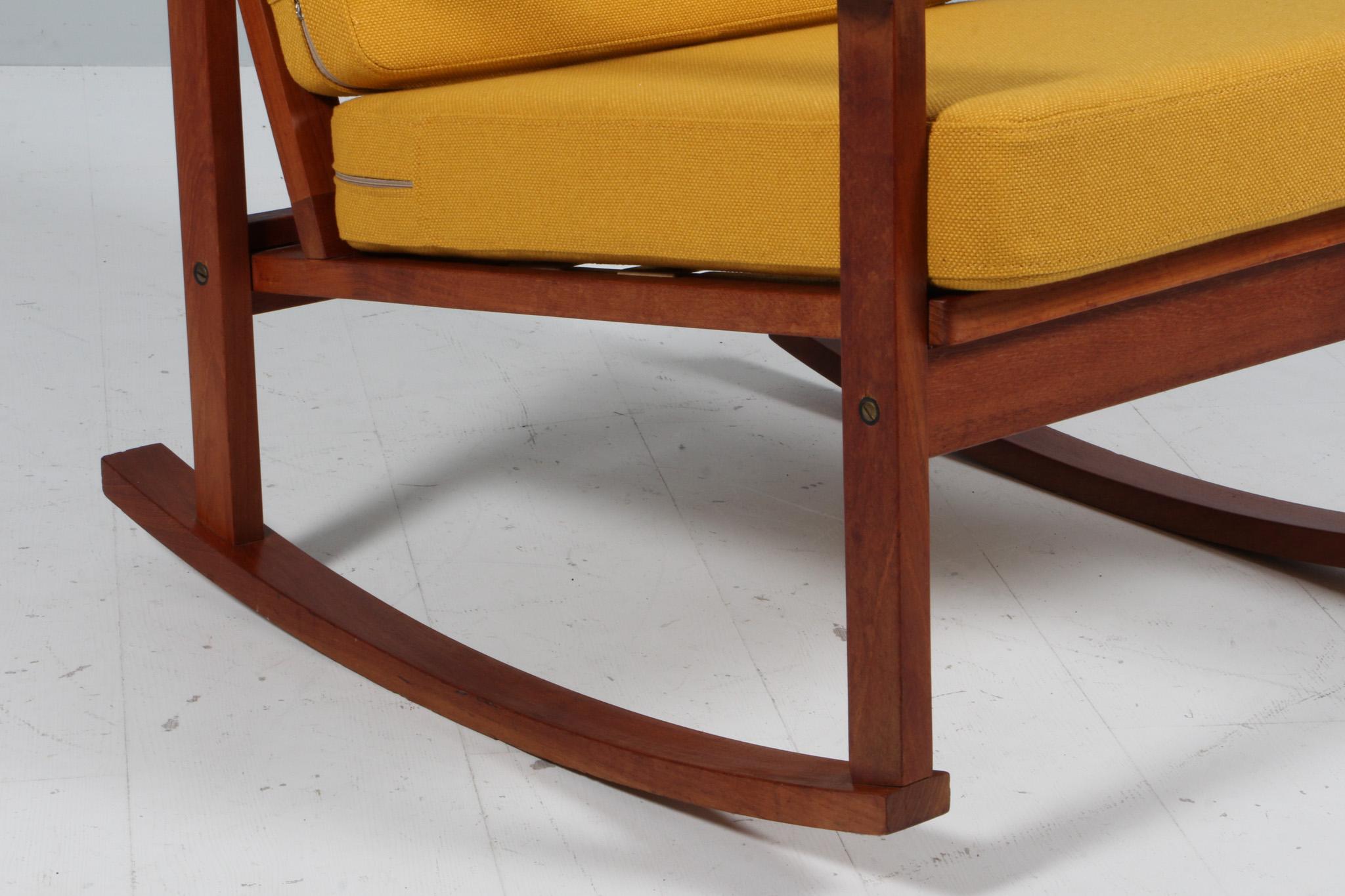 Danois Chaise à bascule Søren Ladefoged en teck et tissu en vente