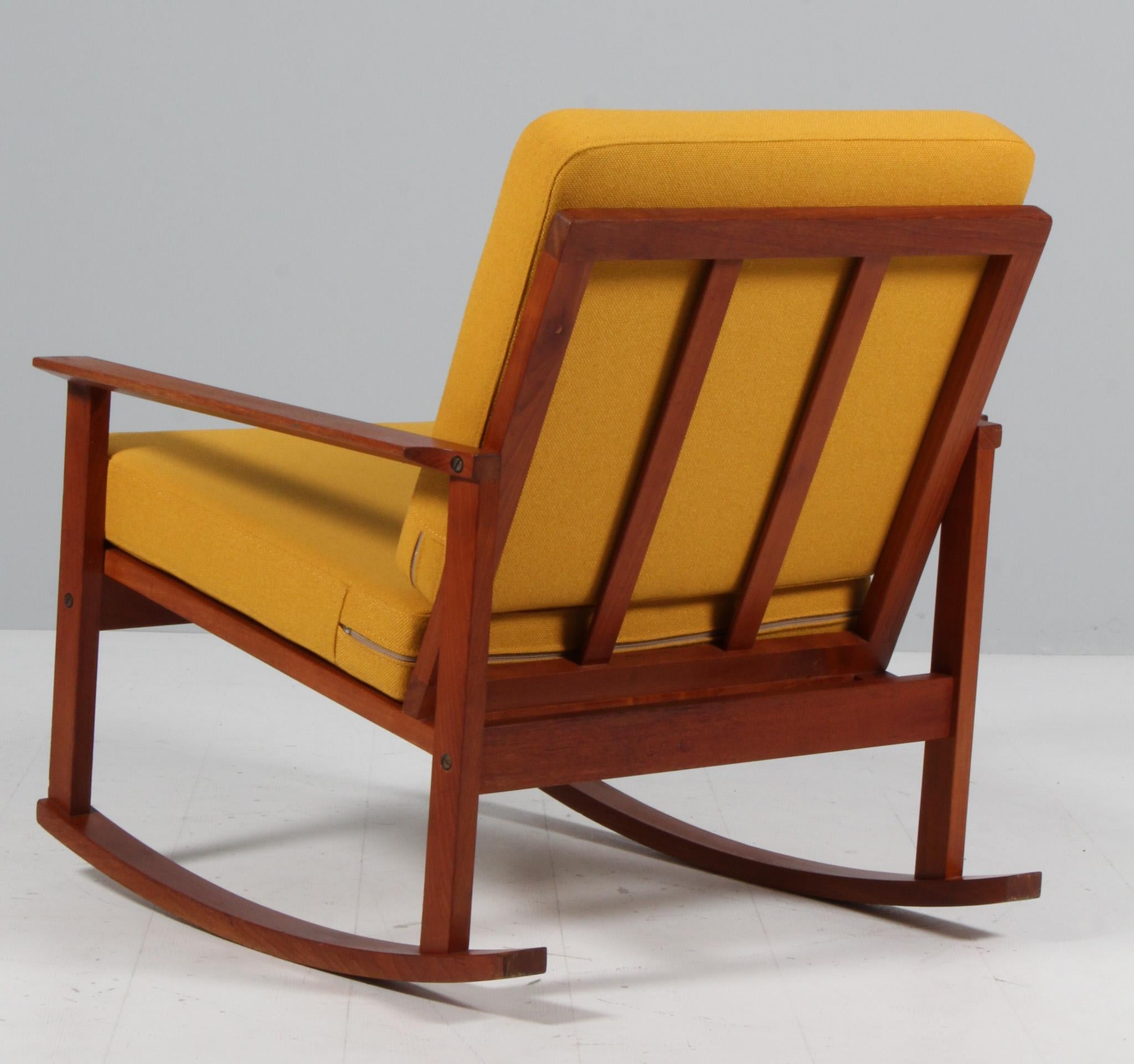 Milieu du XXe siècle Chaise à bascule Søren Ladefoged en teck et tissu en vente