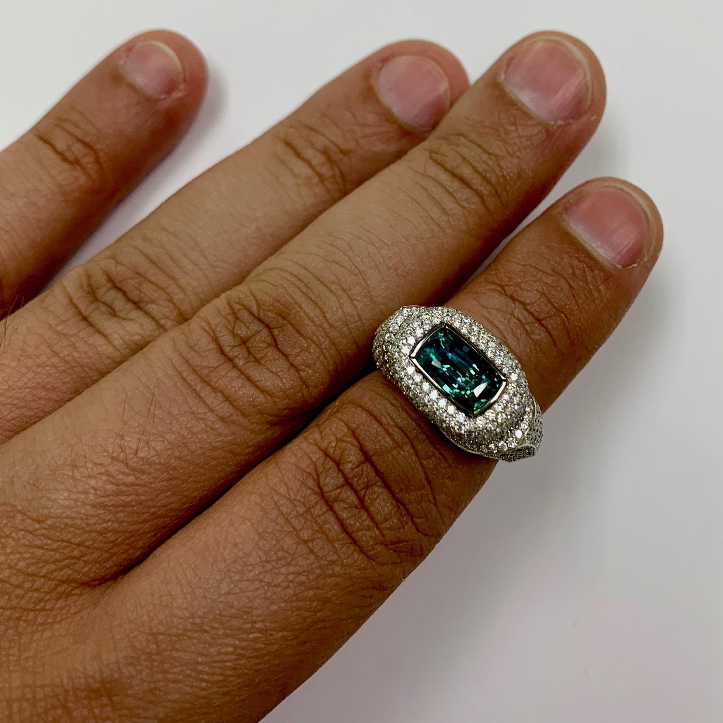 Contemporary Sri-Lanka Origin 3.12 Carat Alexandrite Diamonds 18 Karat White Gold Ring For Sale