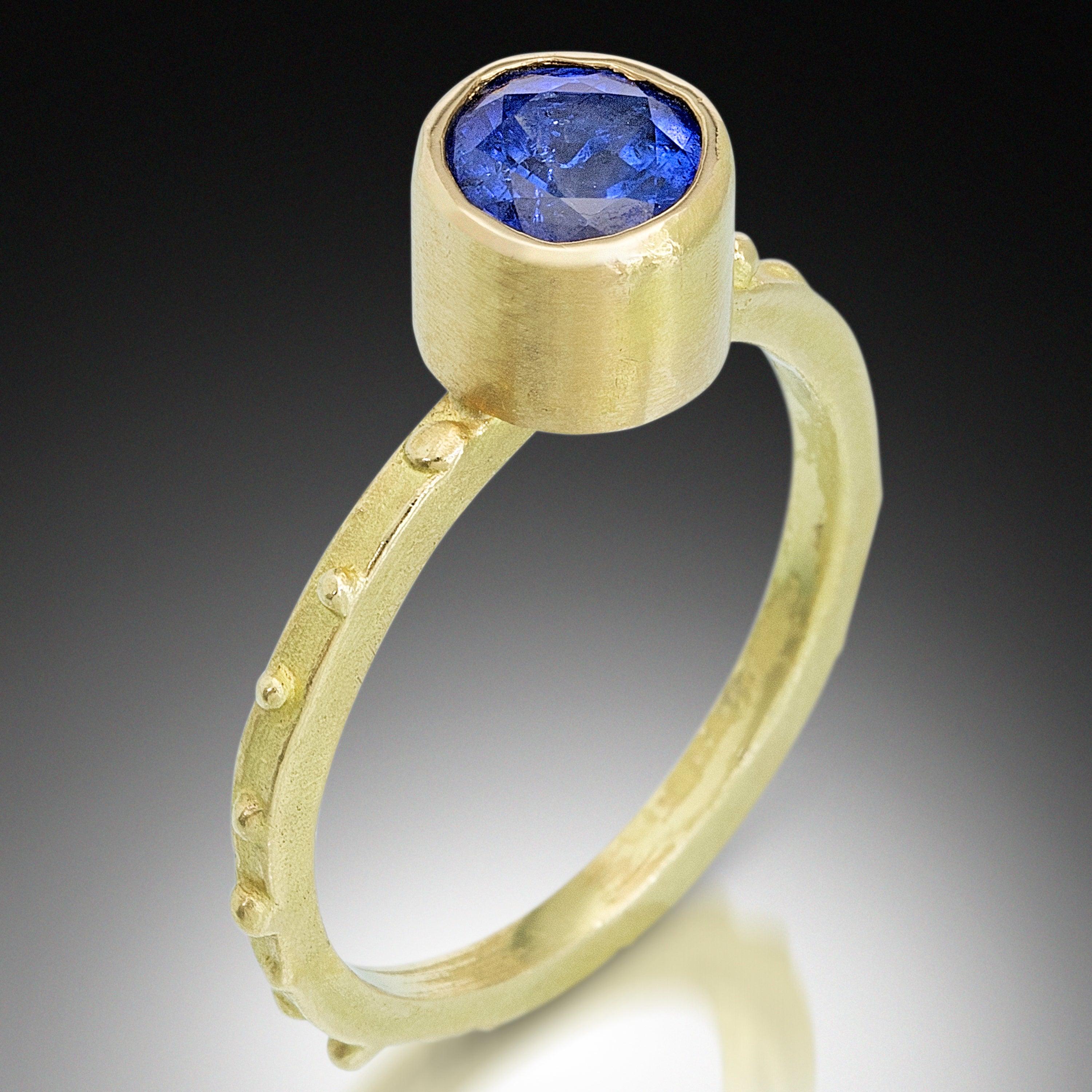 1 Karat Sri Lankischer Saphir 18K Gold Stapelring.  Einfach und wunderschön. Einzigartig & handgefertigt in SOHO New York.

Größe - 6-1/4