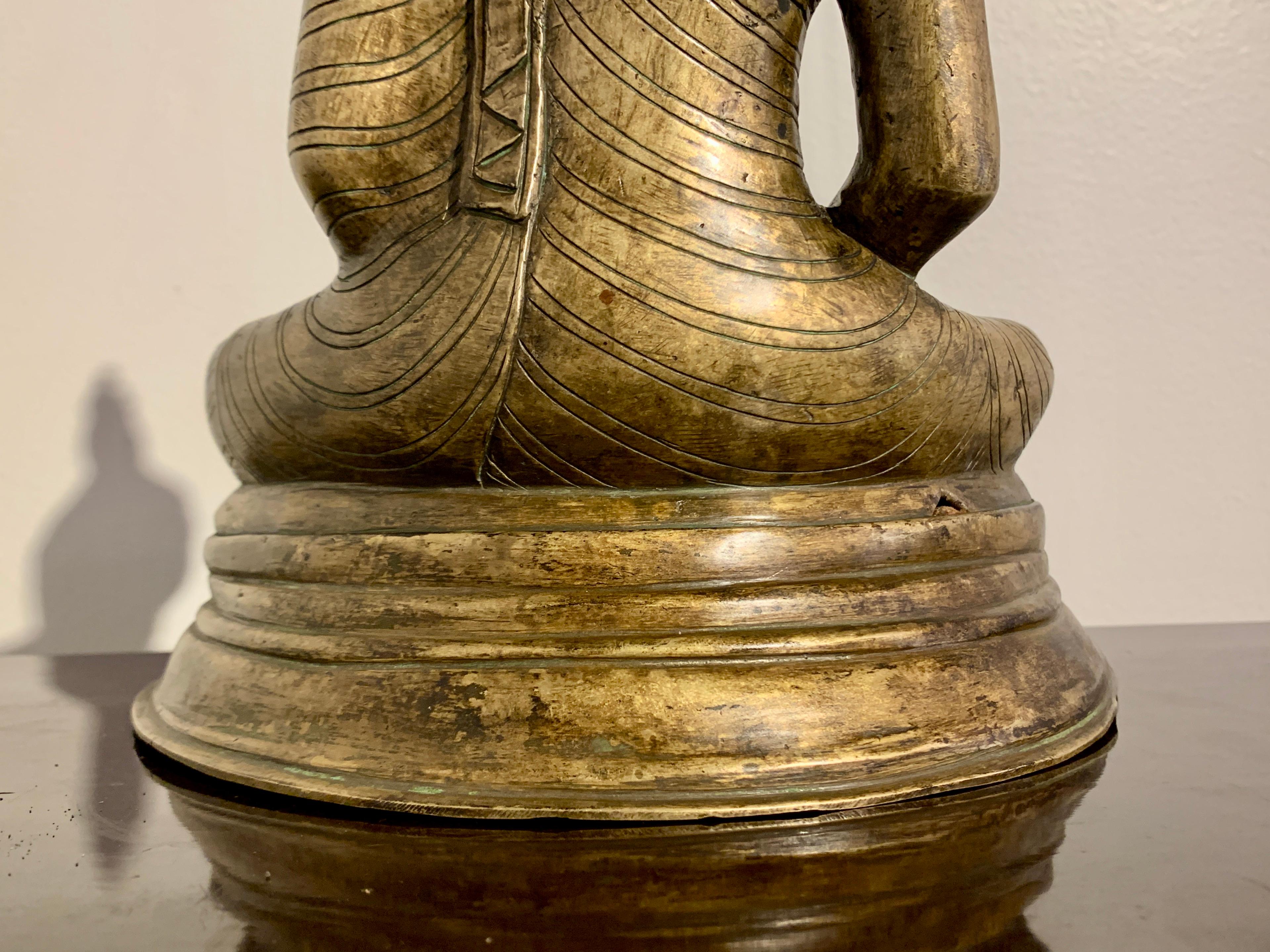 Bouddha assis en bronze moul du Sri Lanka, style Kandyen, dbut ou milieu du XIXe sicle en vente 3