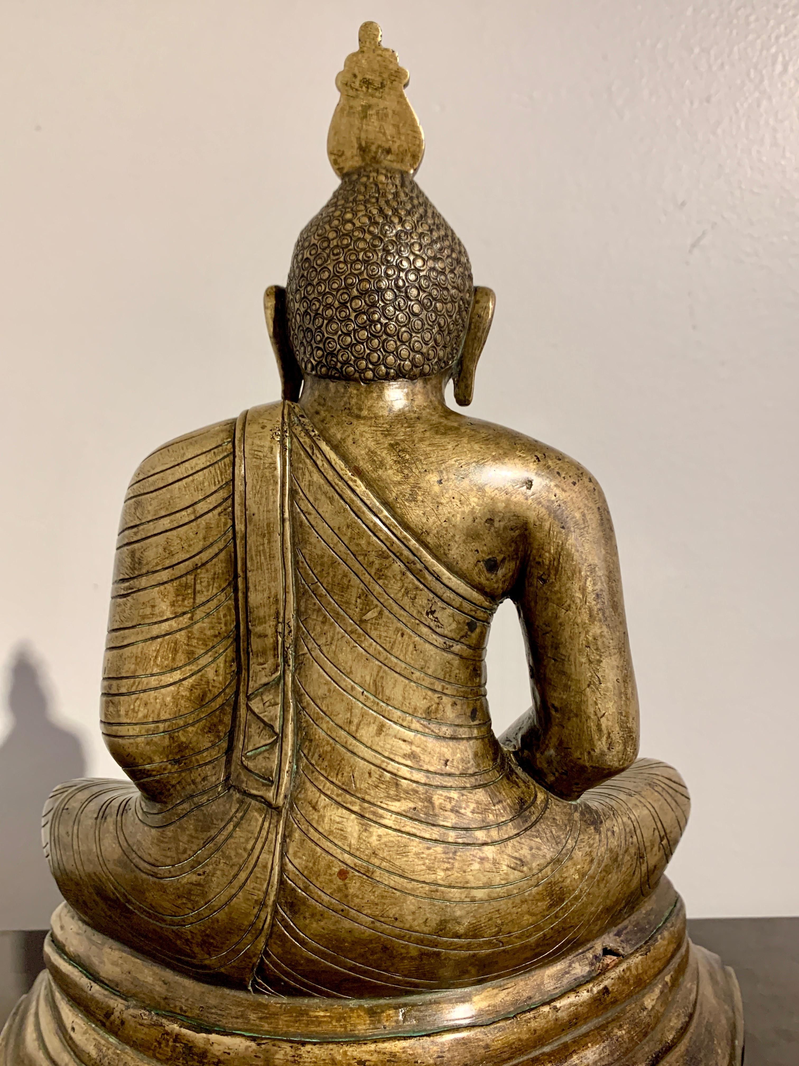 Bouddha assis en bronze moul du Sri Lanka, style Kandyen, dbut ou milieu du XIXe sicle en vente 4