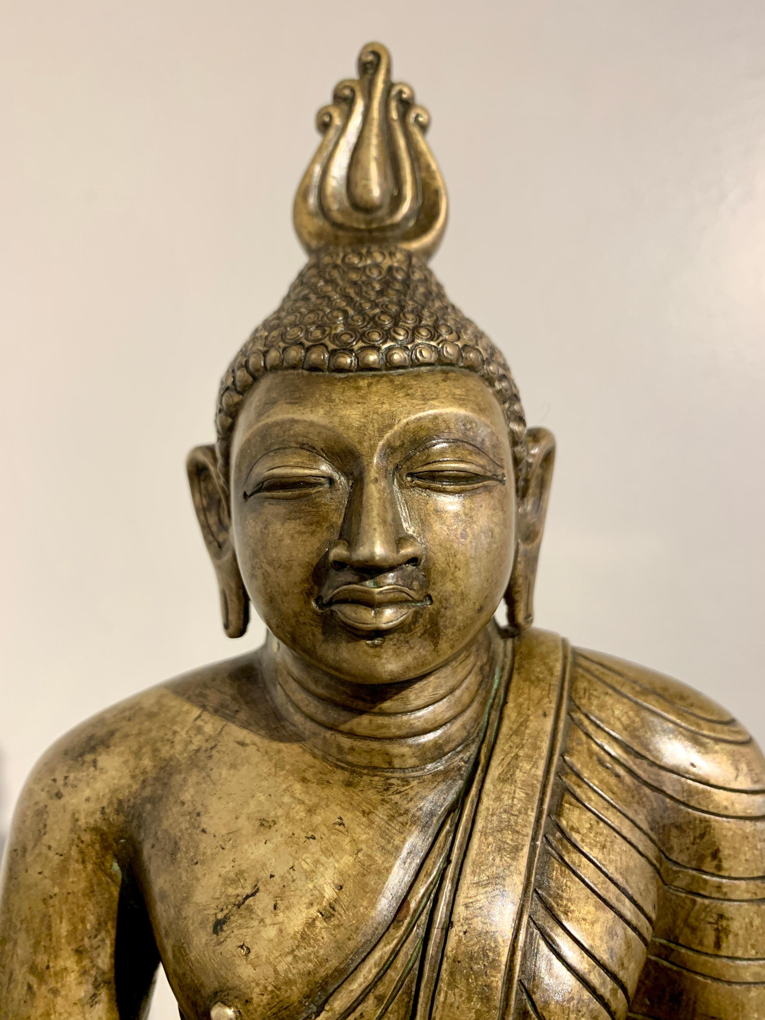 Moulage Bouddha assis en bronze moul du Sri Lanka, style Kandyen, dbut ou milieu du XIXe sicle en vente