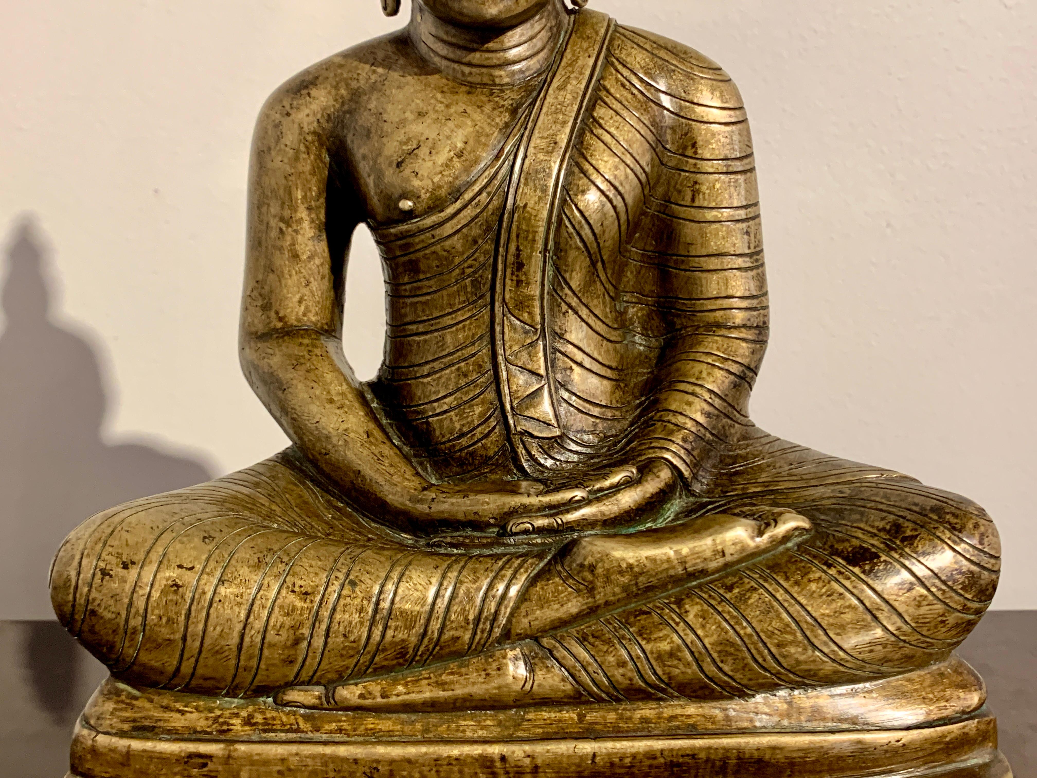 Bouddha assis en bronze moul du Sri Lanka, style Kandyen, dbut ou milieu du XIXe sicle Bon état - En vente à Austin, TX
