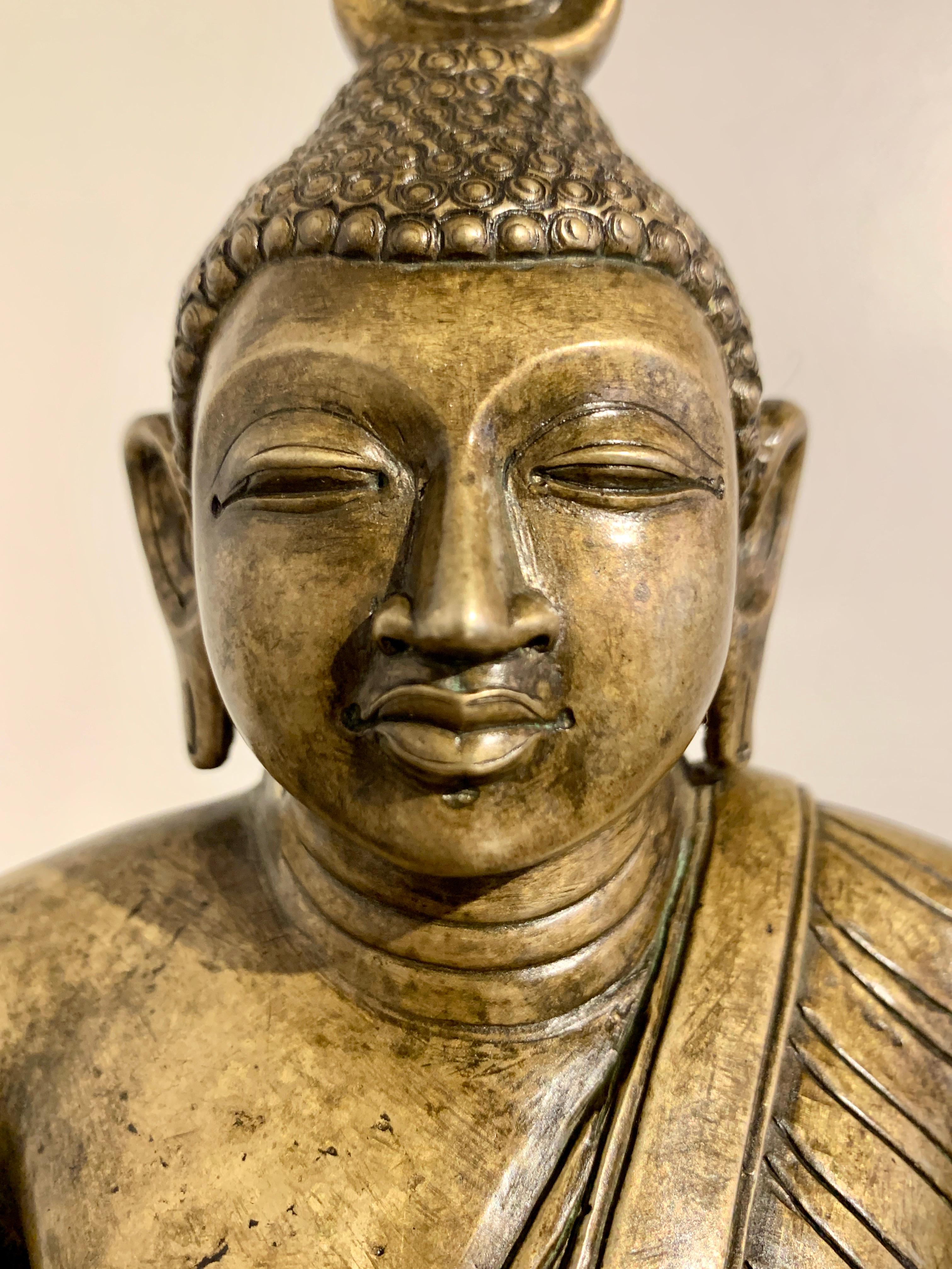 XIXe siècle Bouddha assis en bronze moul du Sri Lanka, style Kandyen, dbut ou milieu du XIXe sicle en vente