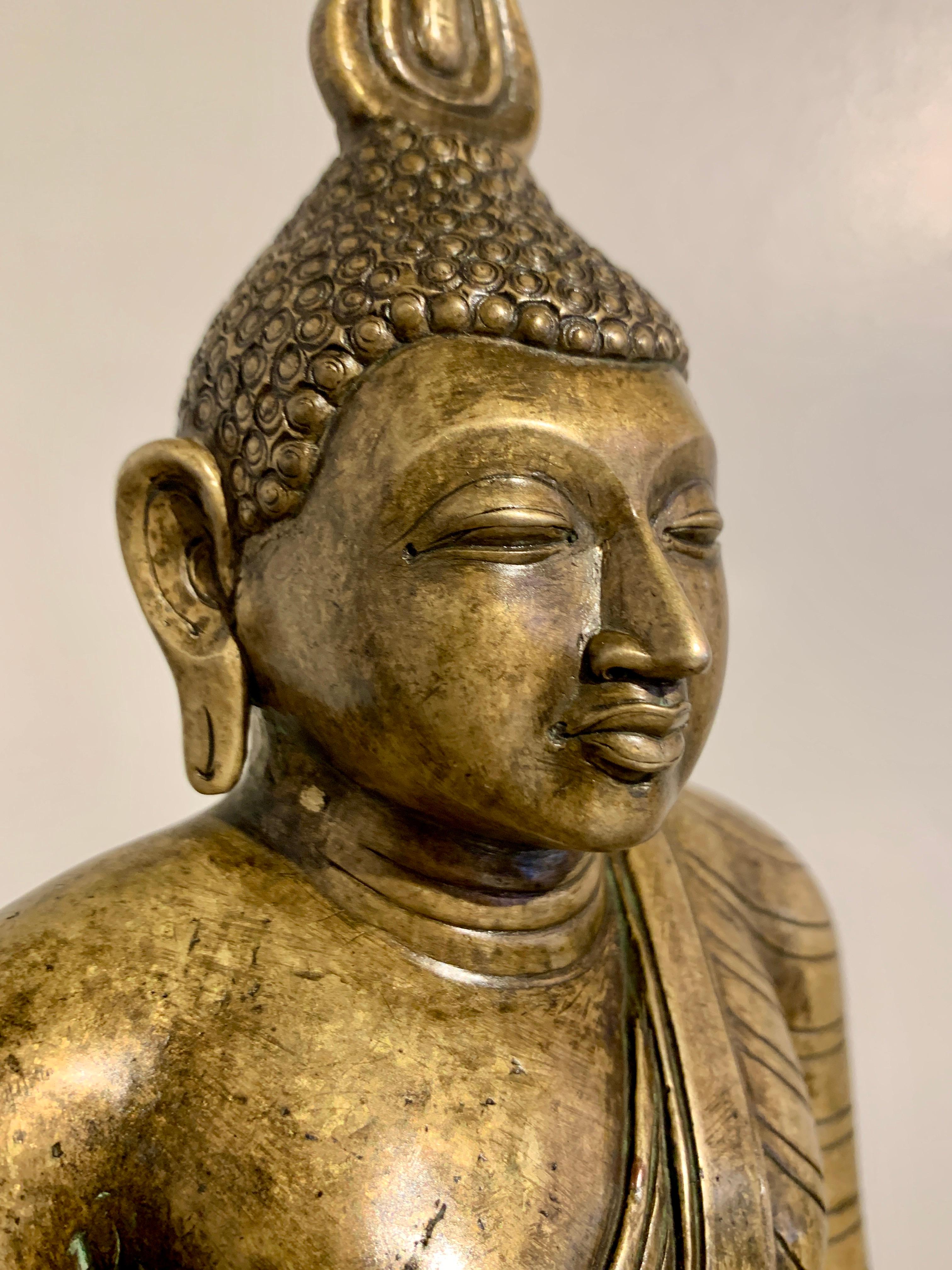 Bronze Bouddha assis en bronze moul du Sri Lanka, style Kandyen, dbut ou milieu du XIXe sicle en vente