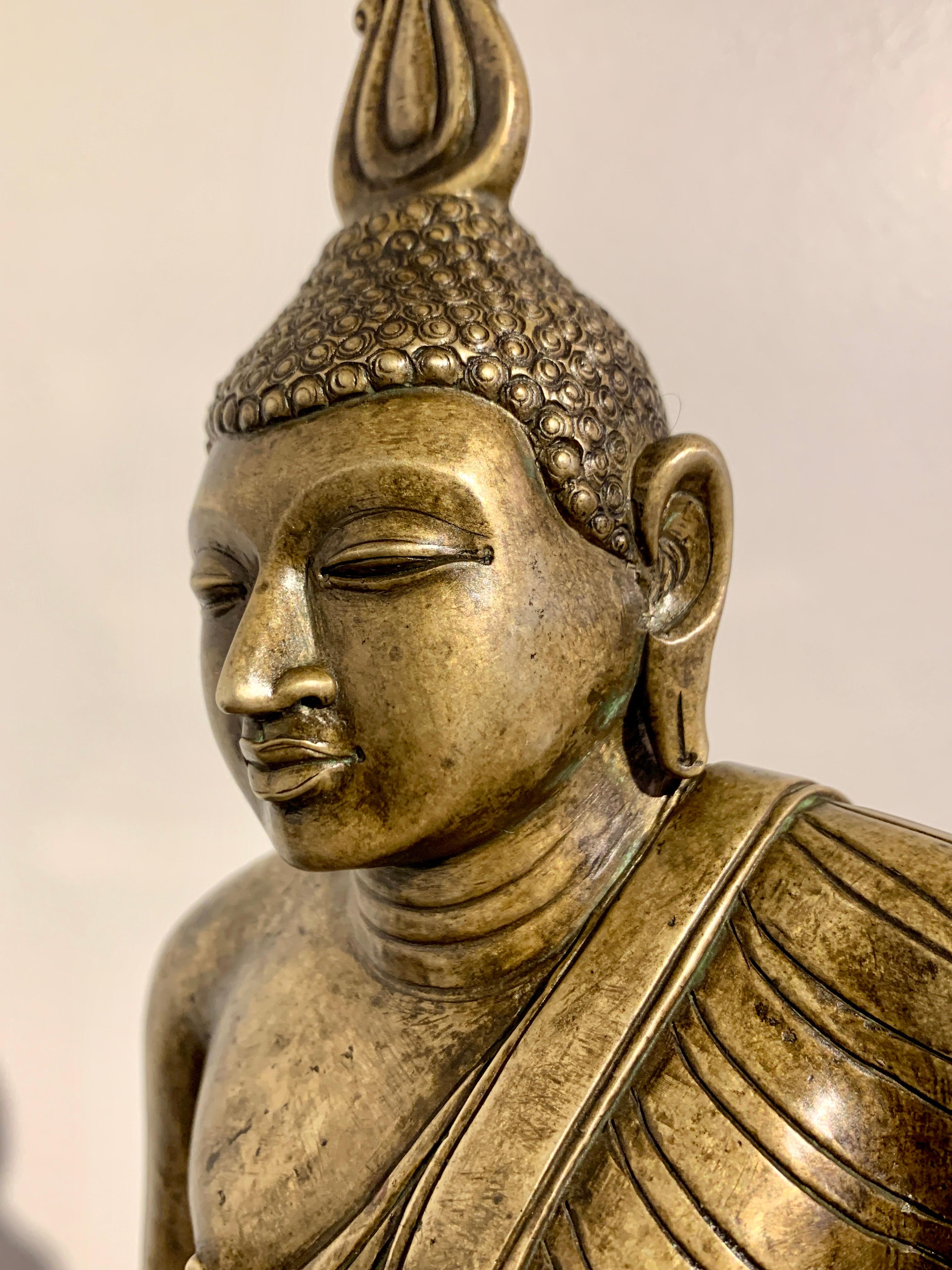 Bouddha assis en bronze moul du Sri Lanka, style Kandyen, dbut ou milieu du XIXe sicle en vente 1