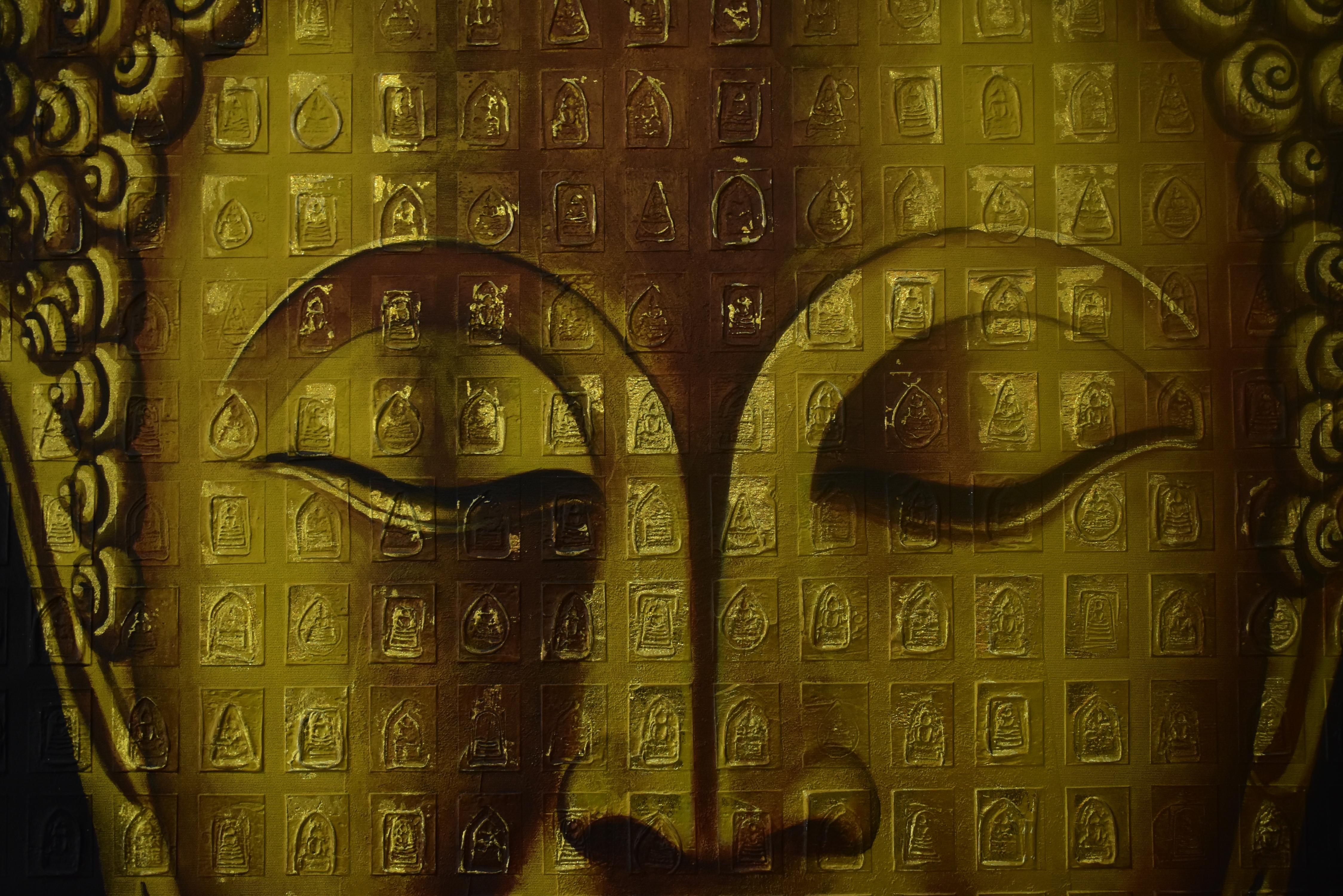Radiance de la paix intérieure, monture de tranquillité Dharma en or et bronze - Painting de Sriprai