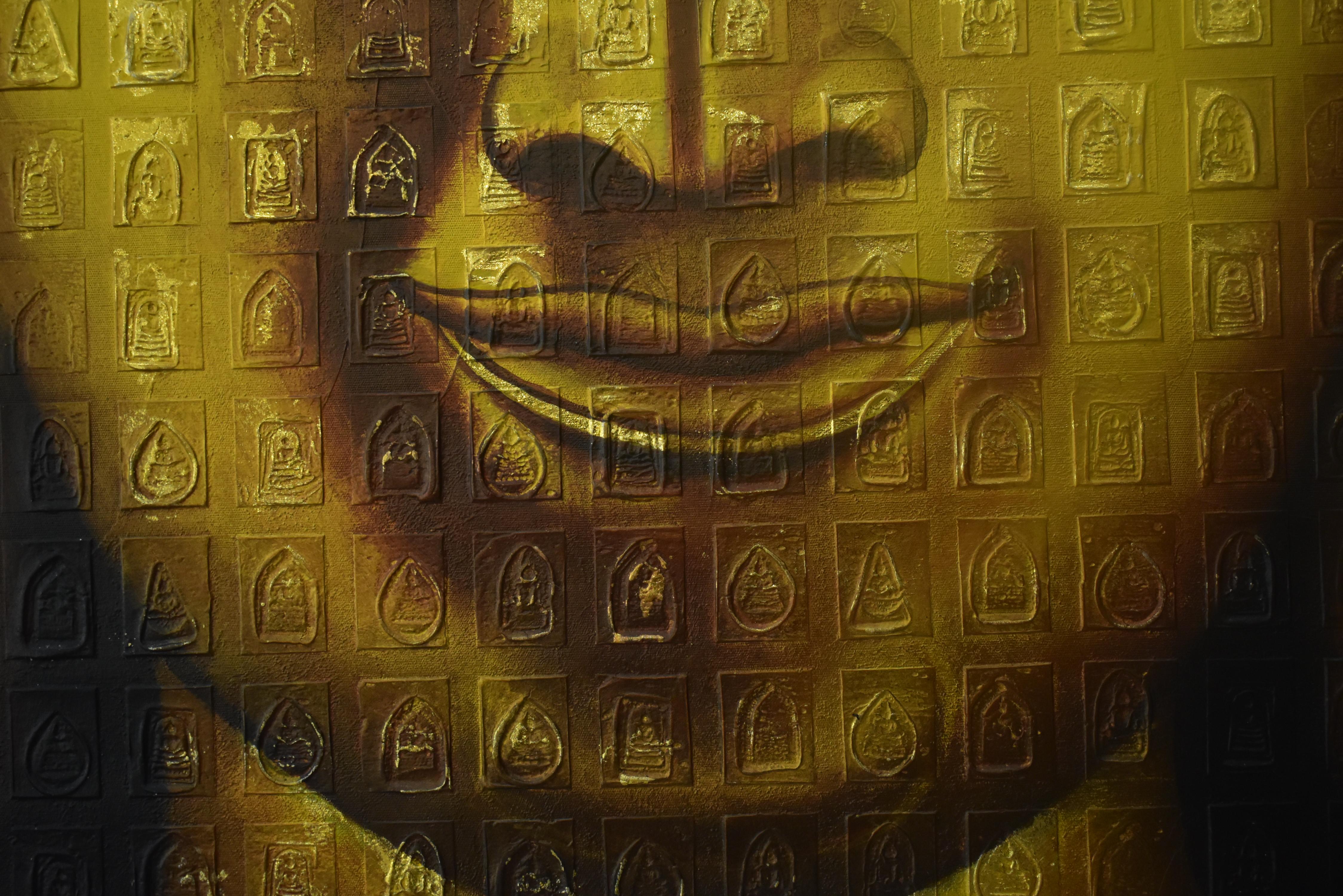Radiance de la paix intérieure, monture de tranquillité Dharma en or et bronze - Marron Portrait Painting par Sriprai