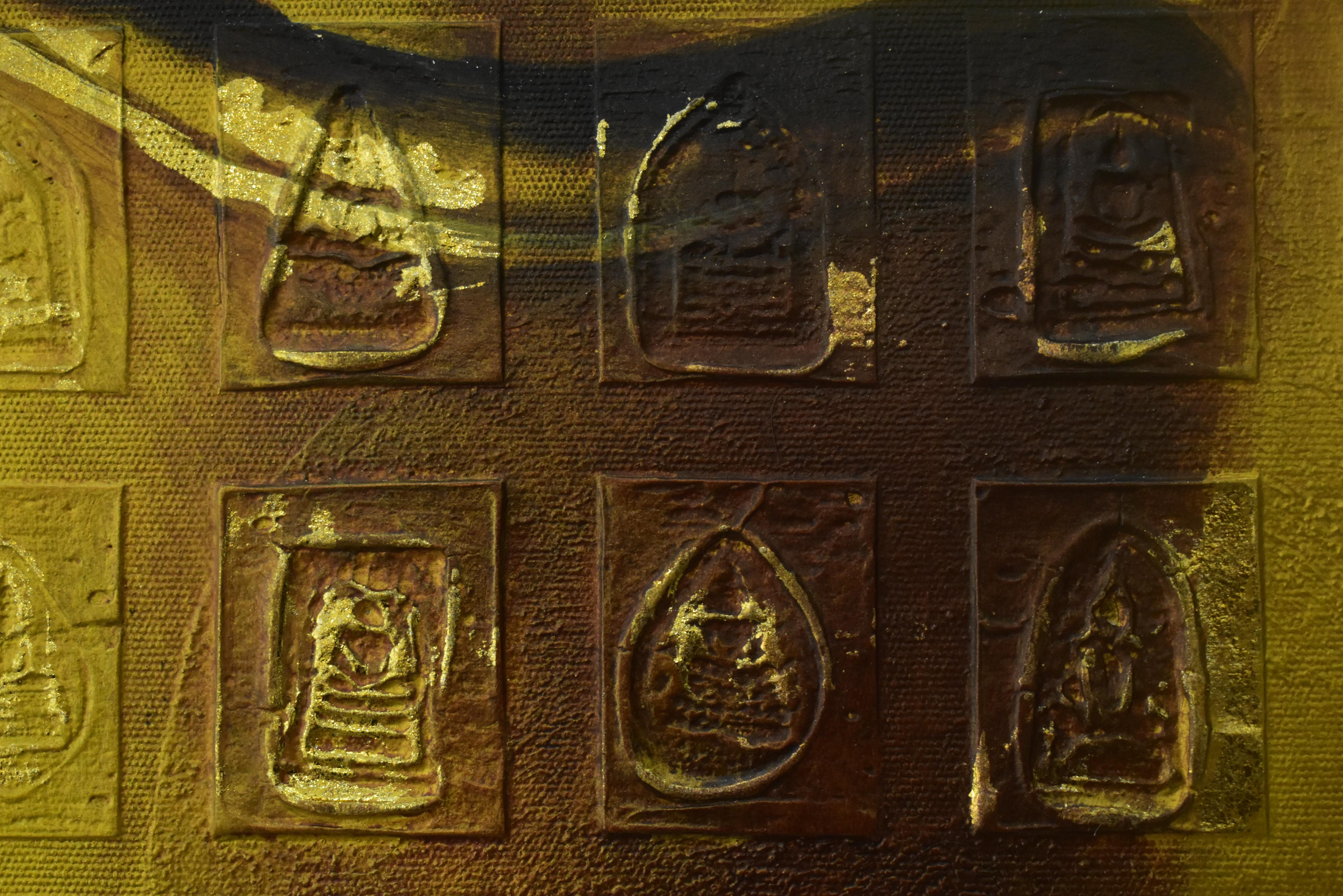 Rendue dans des tons resplendissants d'or et de bronze, cette peinture acrylique capture le visage serein d'une figure bouddhiste en profonde contemplation. Les teintes métalliques sont symboliques : l'or représente l'illumination, la pureté et