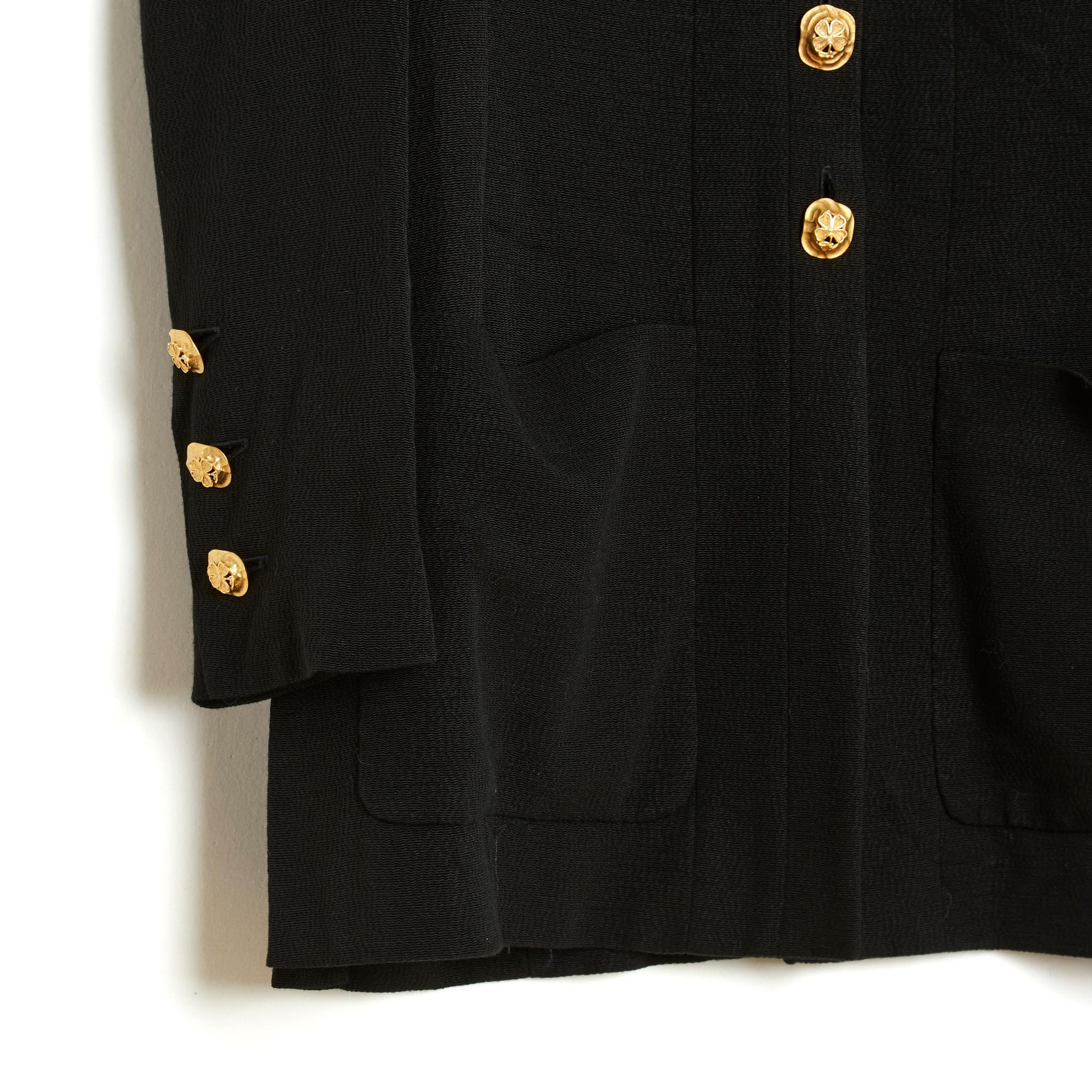 Chanel jacket from the Spring Summer 1993 collection in viscose blend crepe, V-neck closed with 4 jeweled buttons in front, 2 patch pockets on the bottom of the hips, 2 slits on each side of the jacket, long sleeves closed with 3 matching buttons,