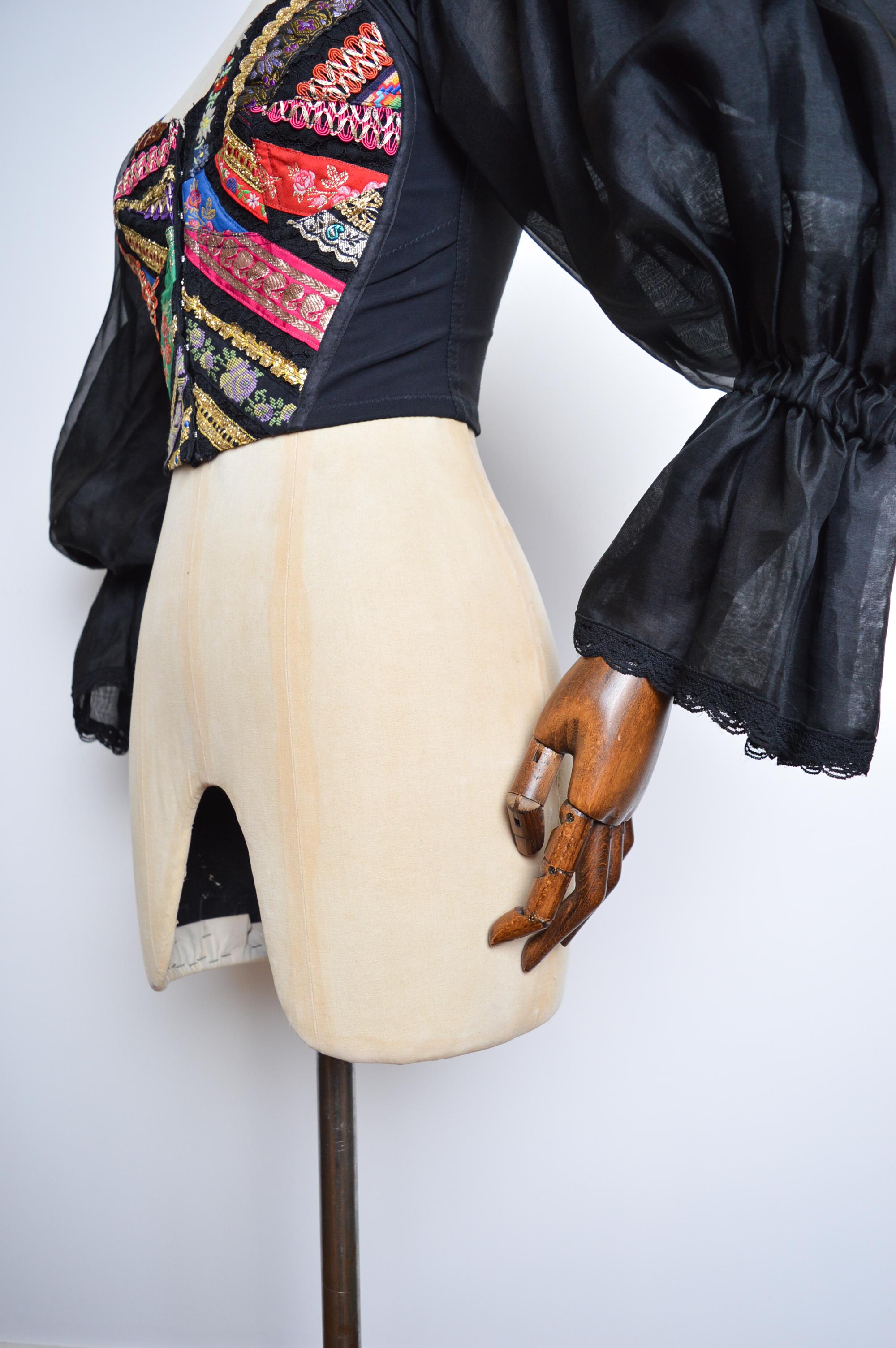 SS 1993 DOLCE & Gabbana Camicetta ricamata con corsetto in vendita 5