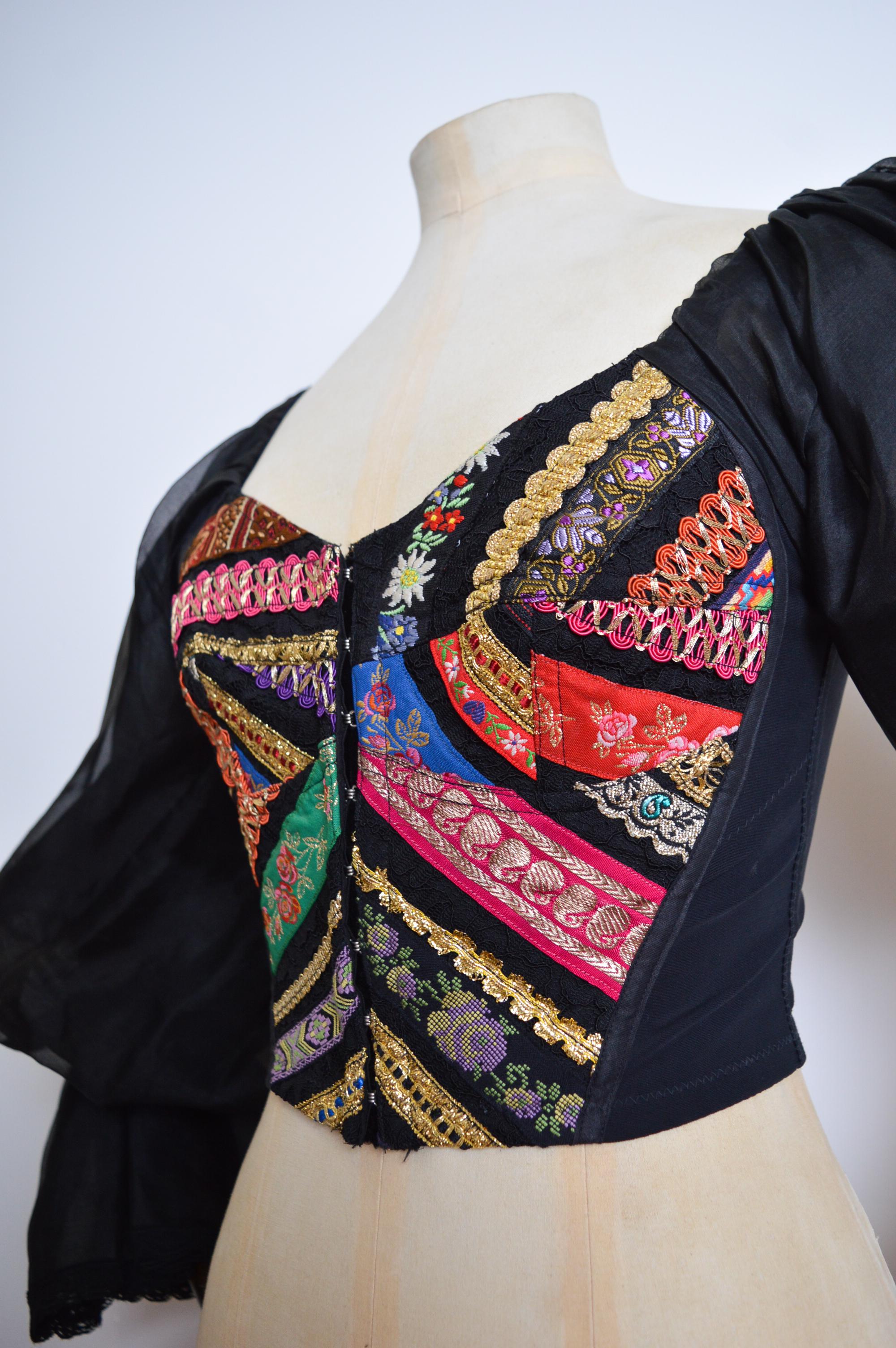 SS 1993 DOLCE & GABBANA Laufsteg bestickte Korsett-Bluse in Kurzform  im Zustand „Hervorragend“ im Angebot in Sheffield, GB