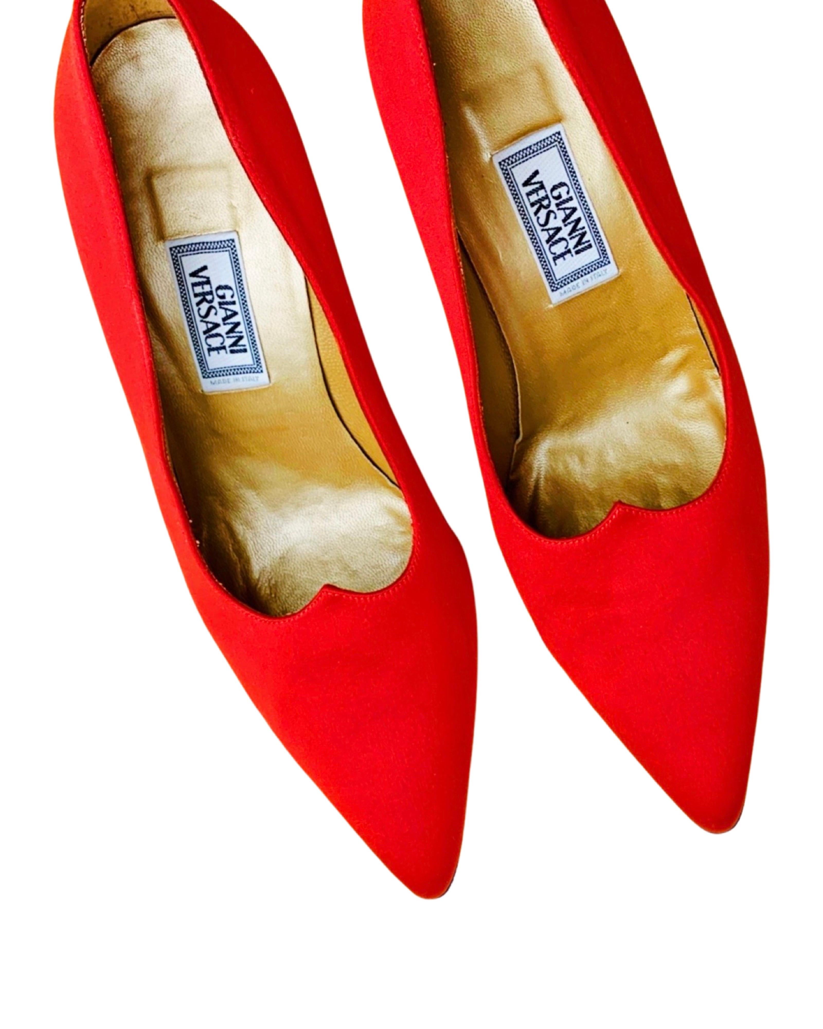 SS 1995 Gianni Versace Sweetheart Pumps In Excellent Condition For Sale In Prague, CZ