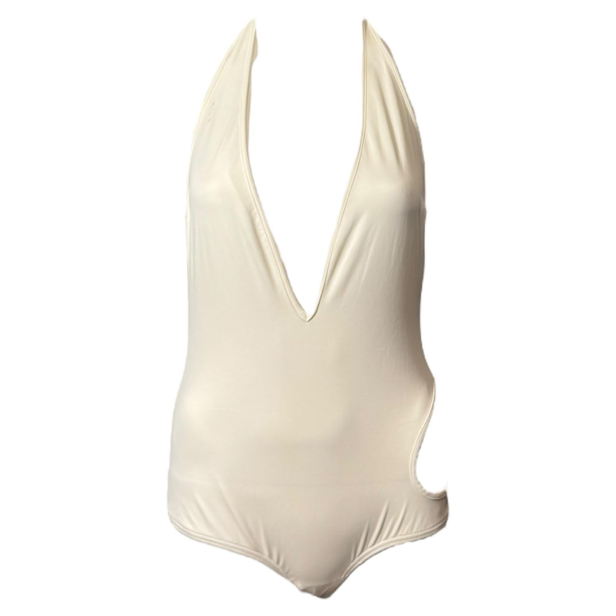 SS 1996 Gucci by Tom Ford: body de baño icónico de color marfil, con escote pronunciado, corte halter y aberturas, GG