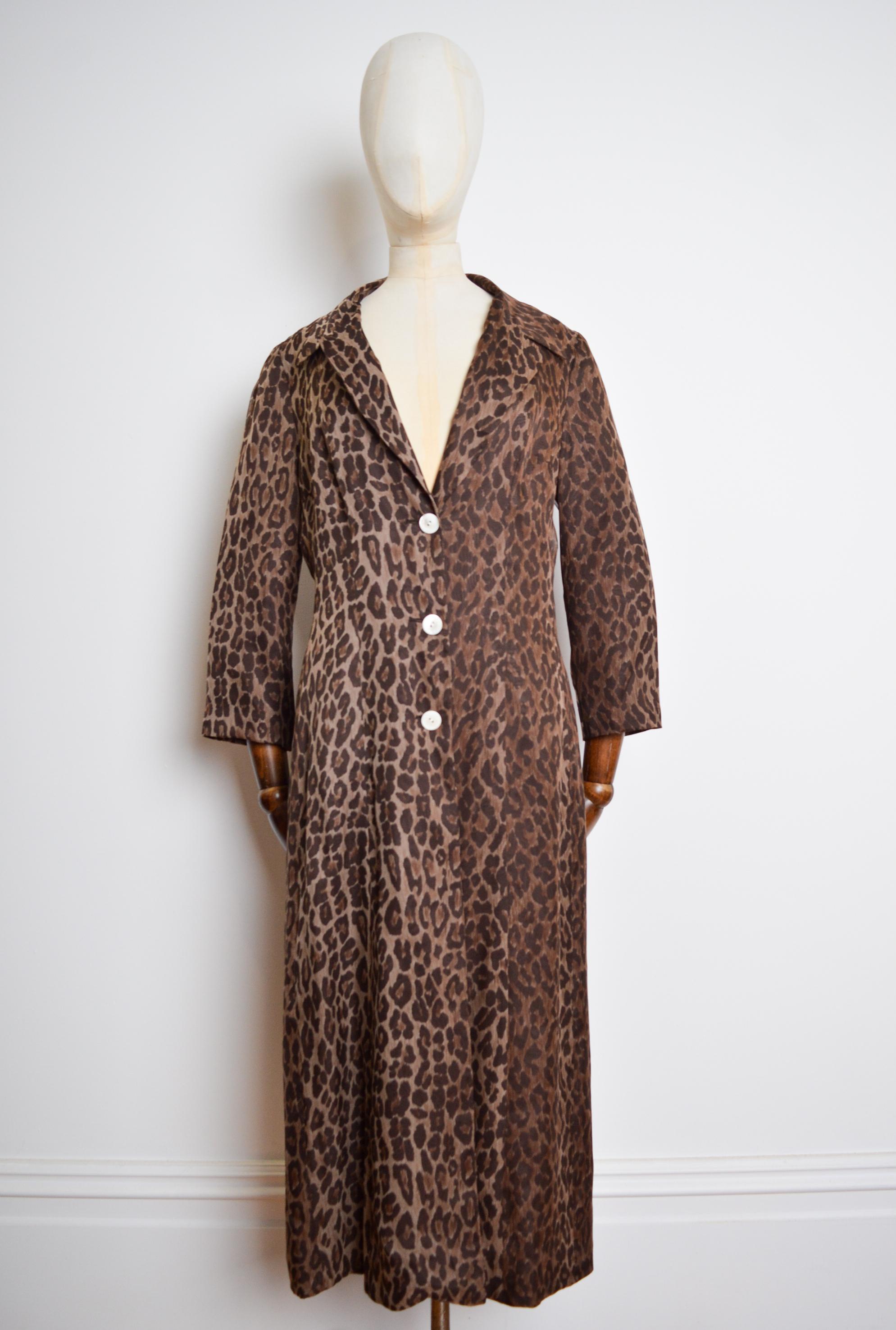 Spring /Summer 1992 Full length Silk Jacket by Dolce & Gabbana, in Leopard print.  

(Look 5 / Model: Kate Moss)

MADE IN ITALY.  

This Luxurious, Vintage Duster coat features 3/4 long sleeves, Carved Mother of pearl 'Dolce & Gabbana' buttons, a