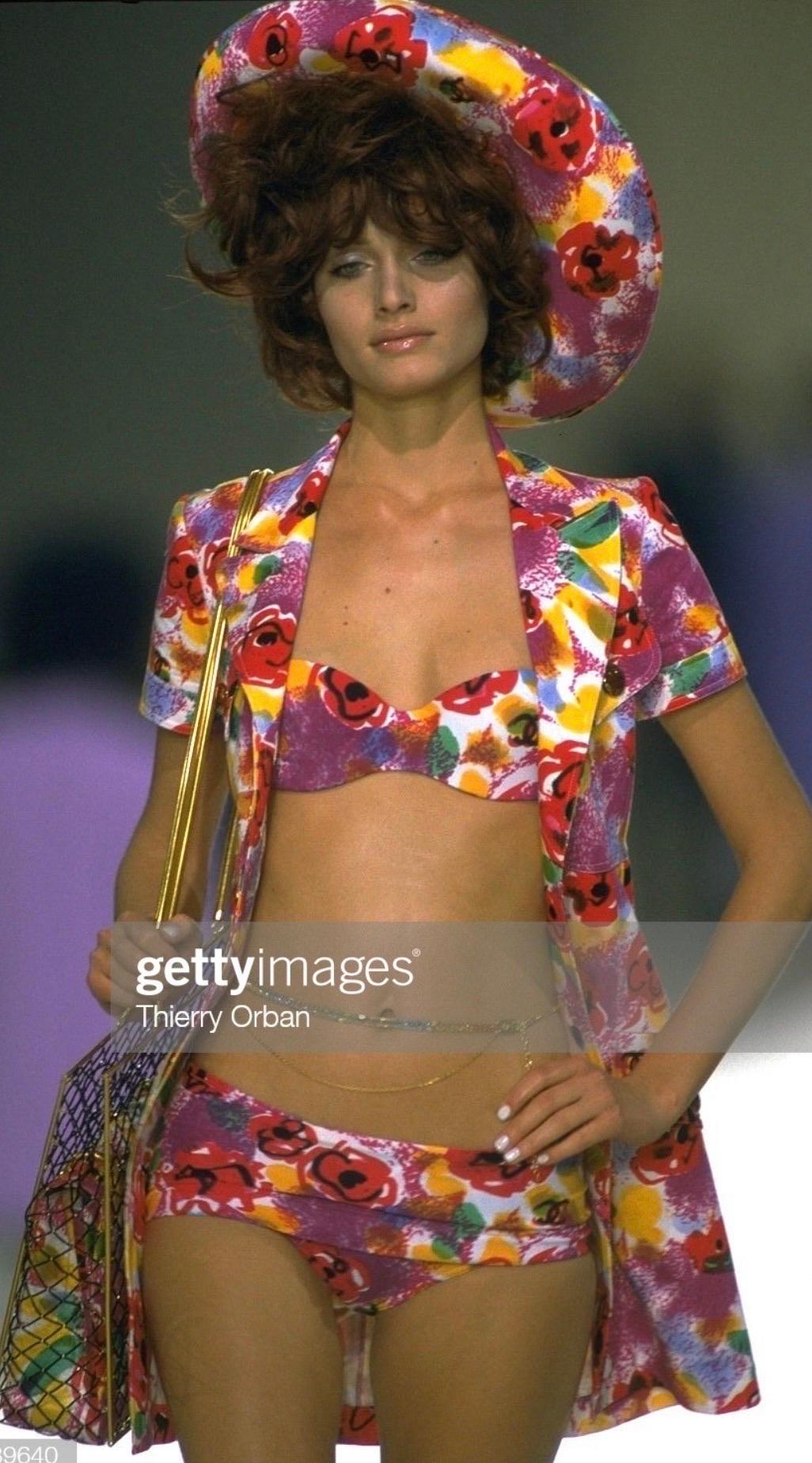  Un spectacle époustouflant  Robe en coton de Chanel telle qu'on l'a vue sur le podium de l'un des défilés RTW les plus emblématiques de Chanel dans les années 1990. 

Taille FR 38

Mesures (à plat sur un côté) :

D'une épaule à l'autre - 38 cm (15