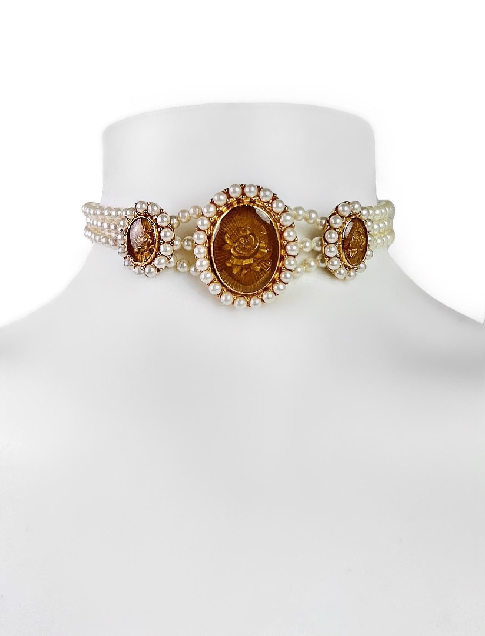 SS 1998 Dior by John Galliano Cameo Faux Pearl Choker Necklace In Good Condition In Prague, CZ