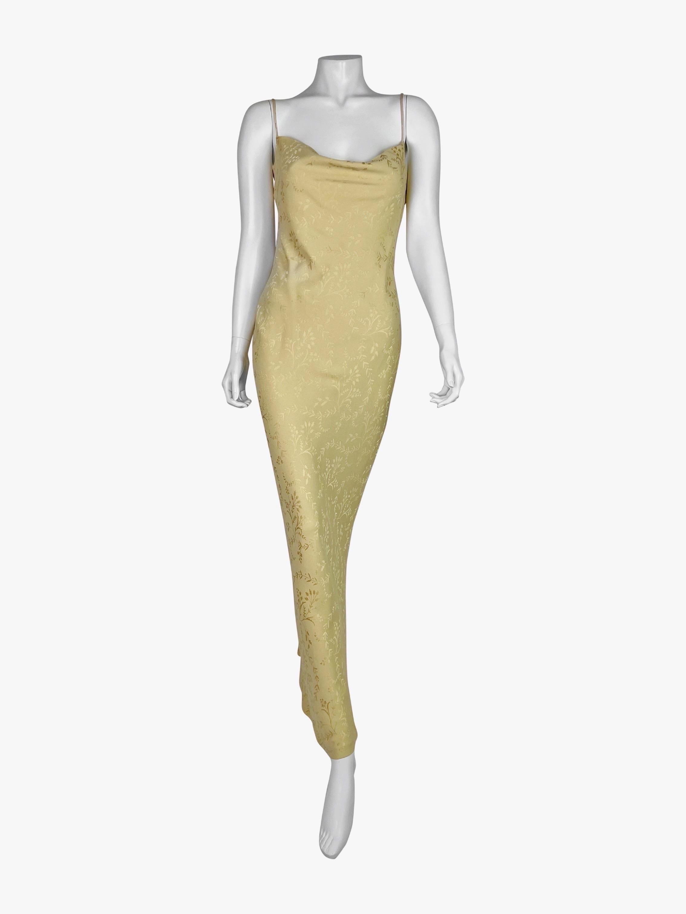 Une robe classique coupée en biais, issue des meilleures années de Galliano chez Dior, dans un magnifique jacquard jaune crème au beurre.

Taille FR 42, US 10.

Mesures (à plat sur un côté) :

D'aisselle à aisselle - 48 cm (19 in)
Taille - 44 cm