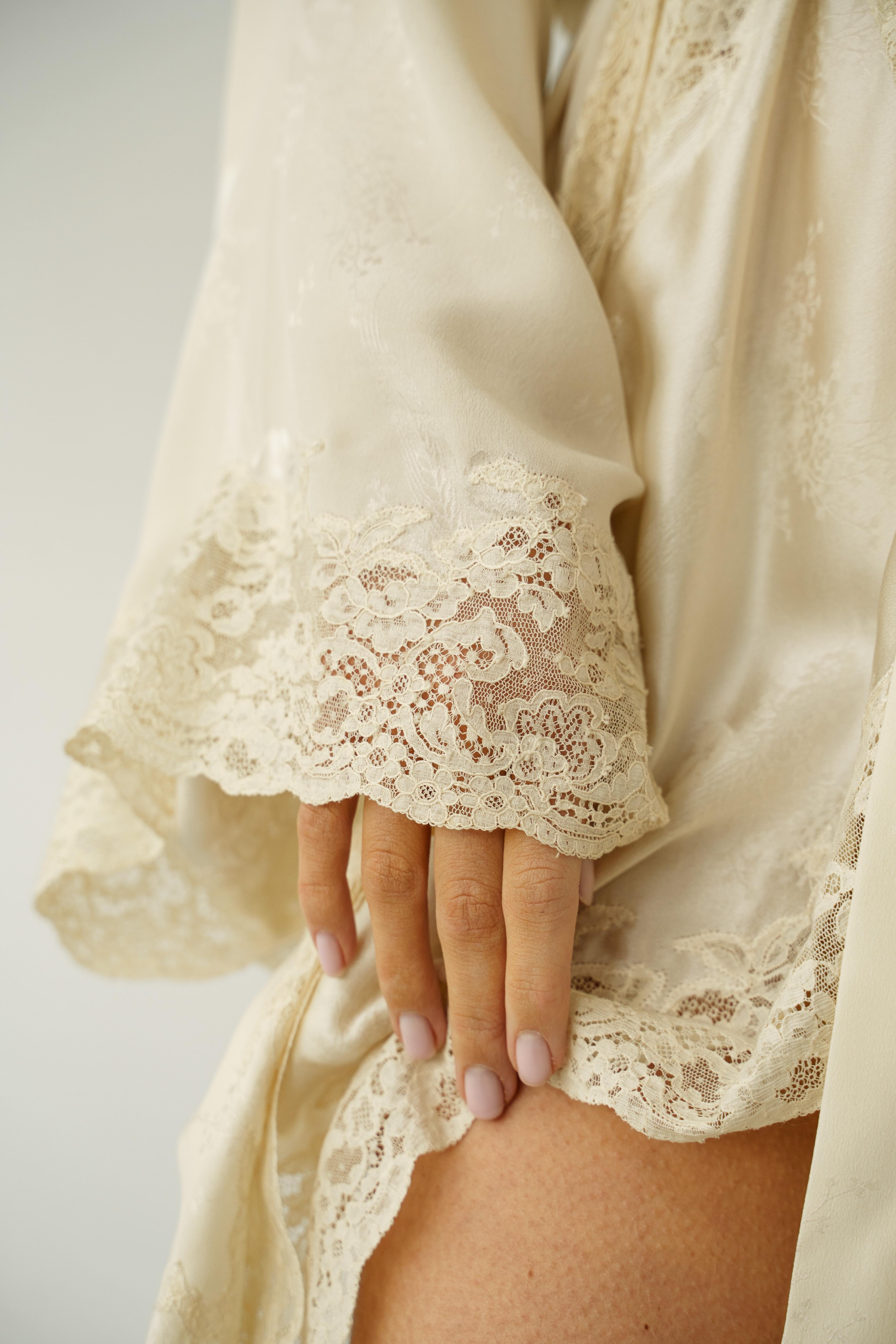 SS 1998 Dior Christian Dior & John Galliano Kimono de seda con encaje Capa Bata Boudoir S en venta 5