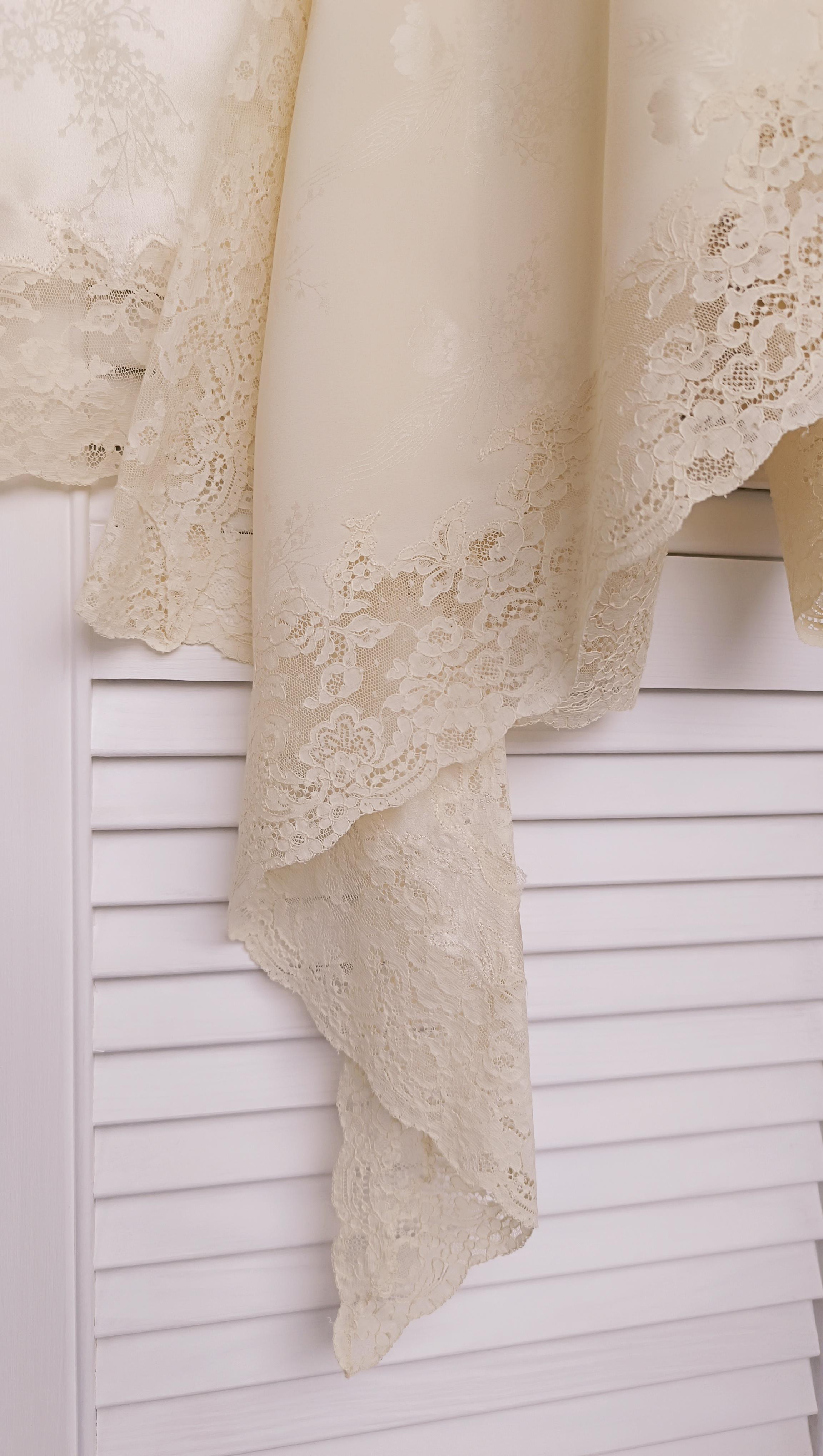 SS 1998 Dior Christian Dior & John Galliano Kimono de seda con encaje Capa Bata Boudoir S en venta 12