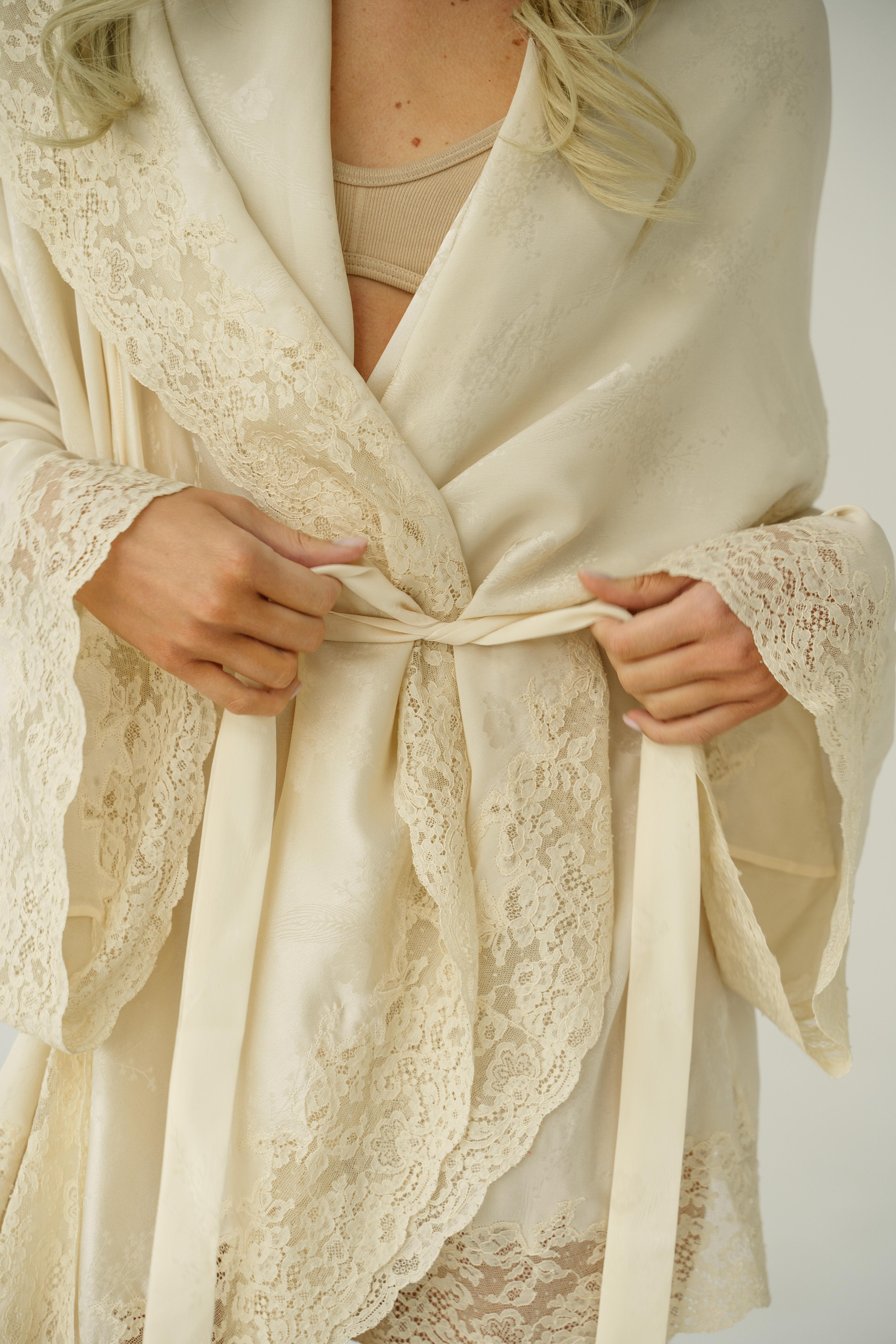 SS 1998 Dior Christian Dior & John Galliano Kimono de seda con encaje Capa Bata Boudoir S en Excelente estado para la venta en Алматинский Почтамт, KZ
