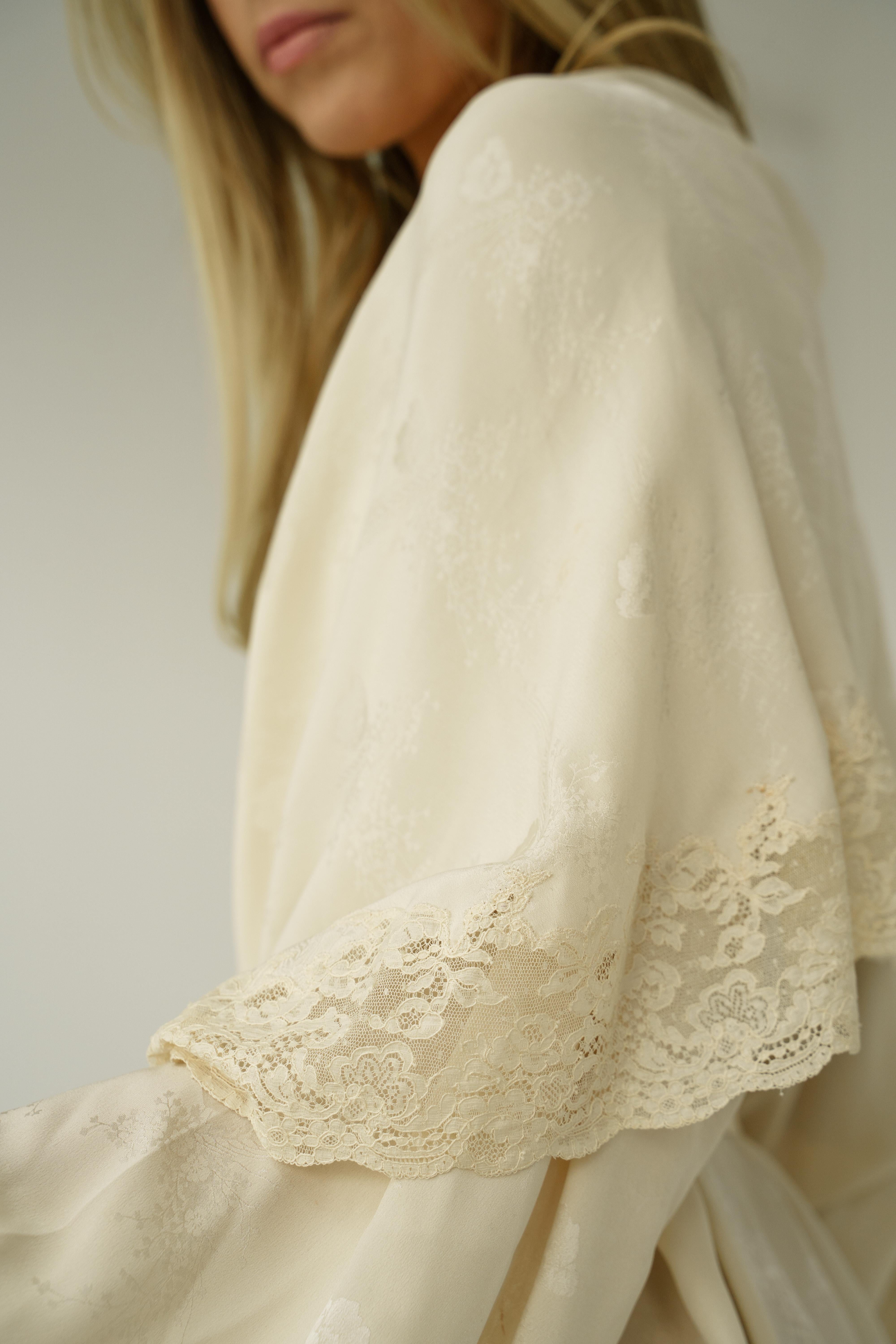 SS 1998 Dior Christian Dior & John Galliano Kimono de seda con encaje Capa Bata Boudoir S en venta 4