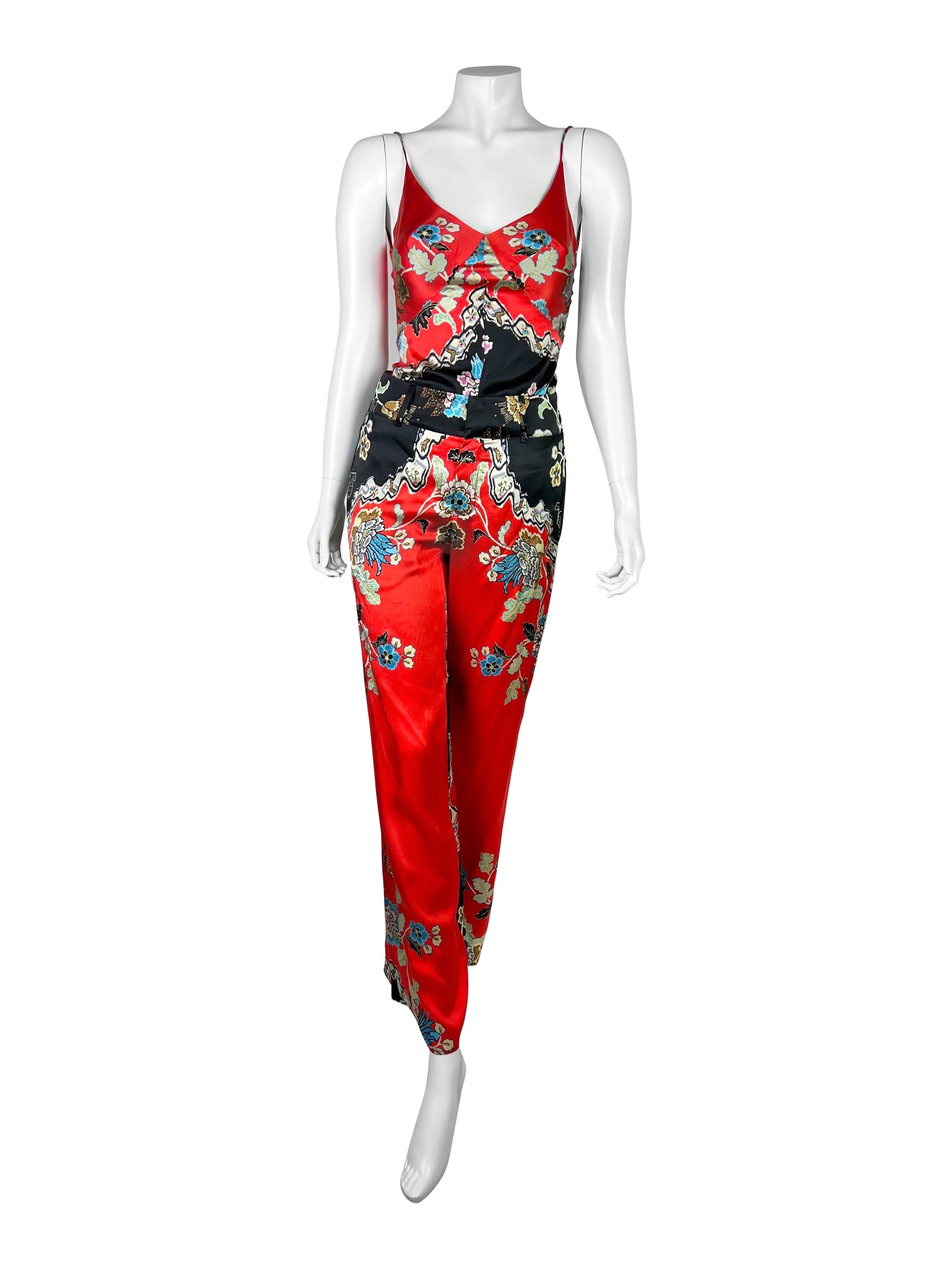 A stunning 100% silk set of a top and wide leg trousers in a highly sought-after Chinoiserie print. 

Size XS. Please rely on the measurements (flat, on one side):

- Top armpit to armpit - 41-45 cm (16-17,5 in)

- Top waist - 35-38 cm (13,5-15